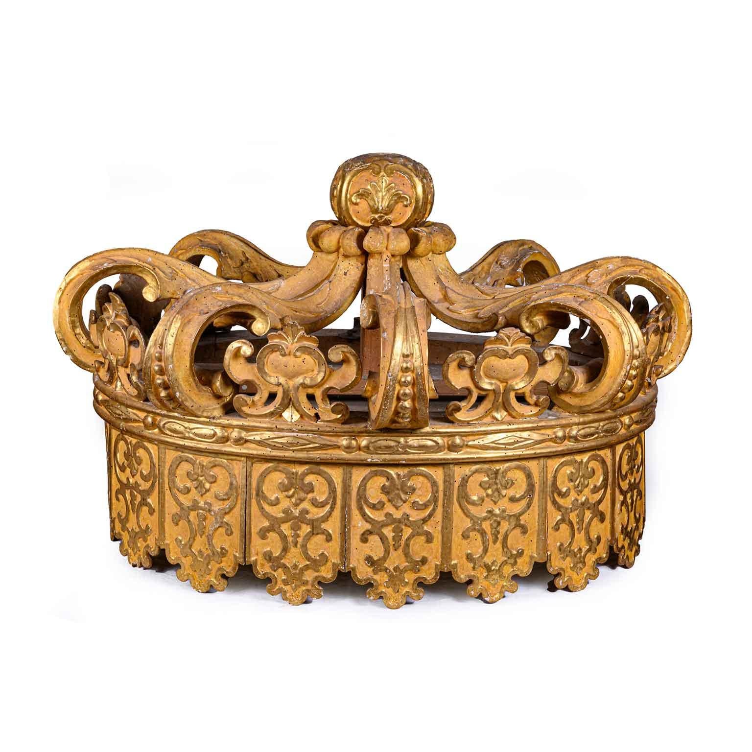 A monumental and rare Italian early 18th century Louis XIV period giltwood bed canape in the shape of an oval crown. This antique, luxury bed throne corona, from which the Baldacchino canopy drape suspends over the bedstead, has an original parcel