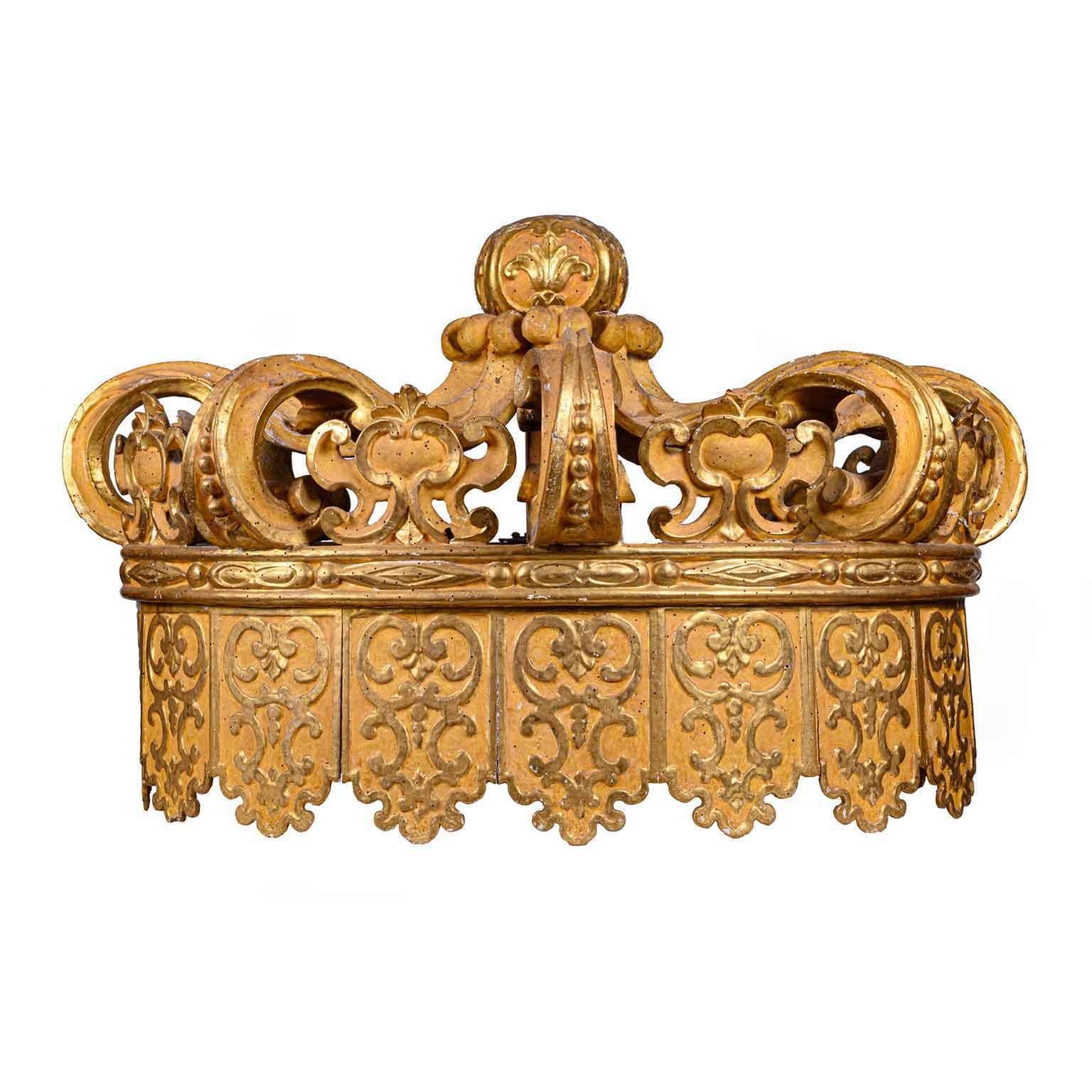 Hand-Carved Italian Throne Corona Early 18th Century Louis XIV Gilt Wood Crown Bed Canape