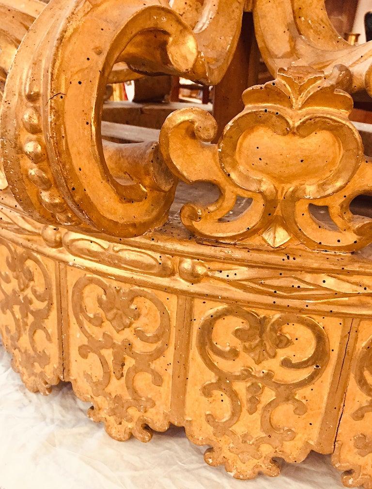 Italian Throne Corona Early 18th Century Louis XIV Gilt Wood Crown Bed Canape 3
