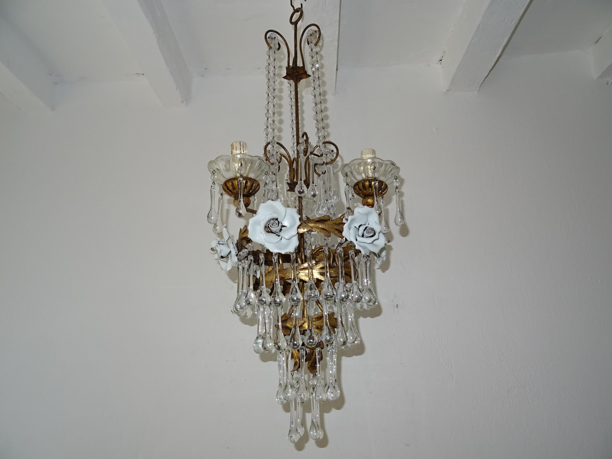 Italian Tiered Tole White Roses Murano Drops Chandelier, circa 1930 In Good Condition For Sale In Firenze, Toscana