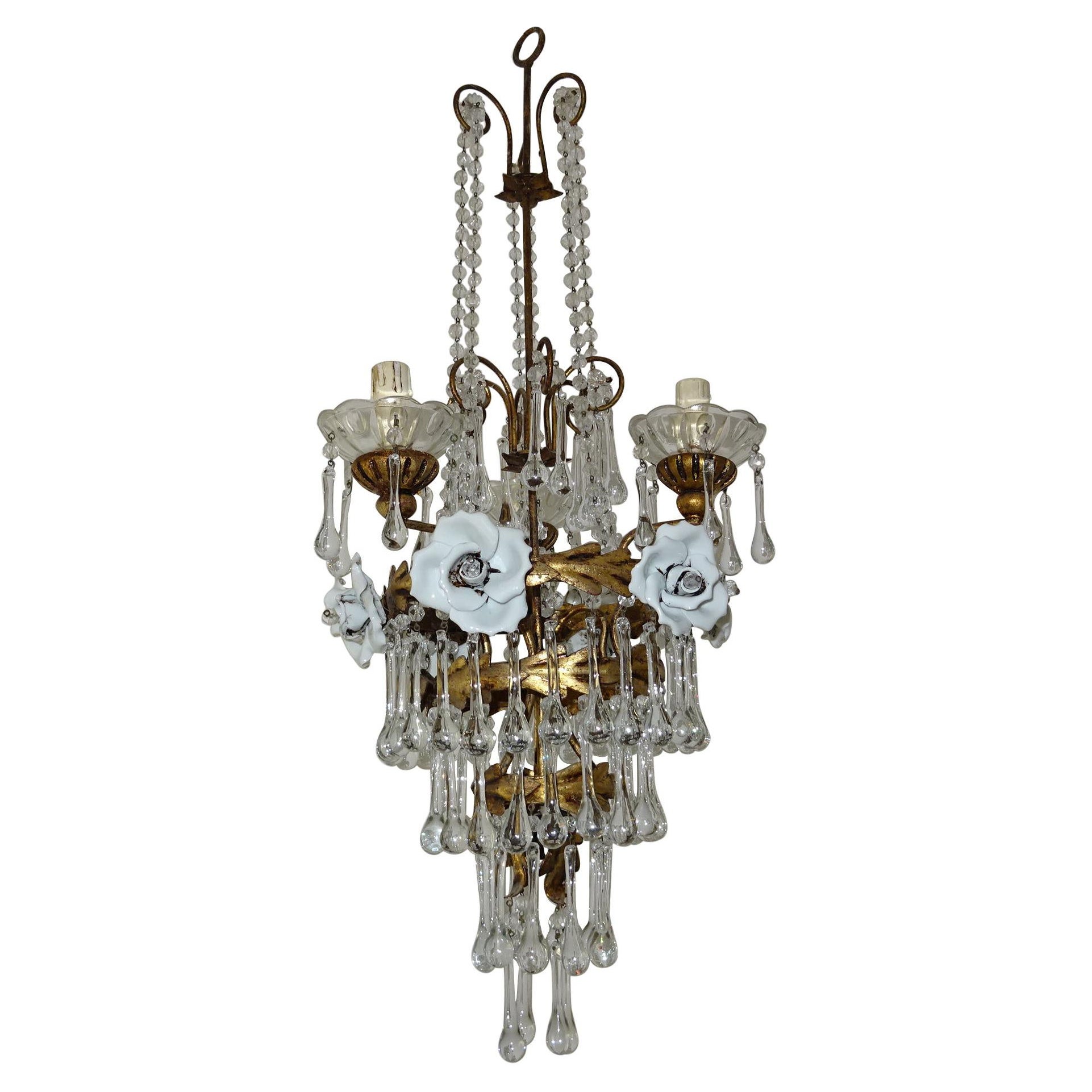 Lustre italien à tourelles, roses blanches, gouttes de Murano, circa 1930 en vente