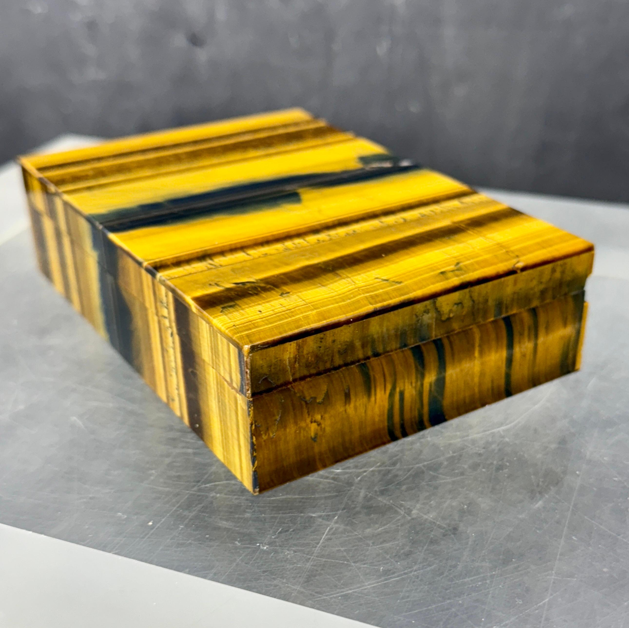 Fait main Boîte à bijoux en pierre semi-précieuse Œil de tigre italien en vente