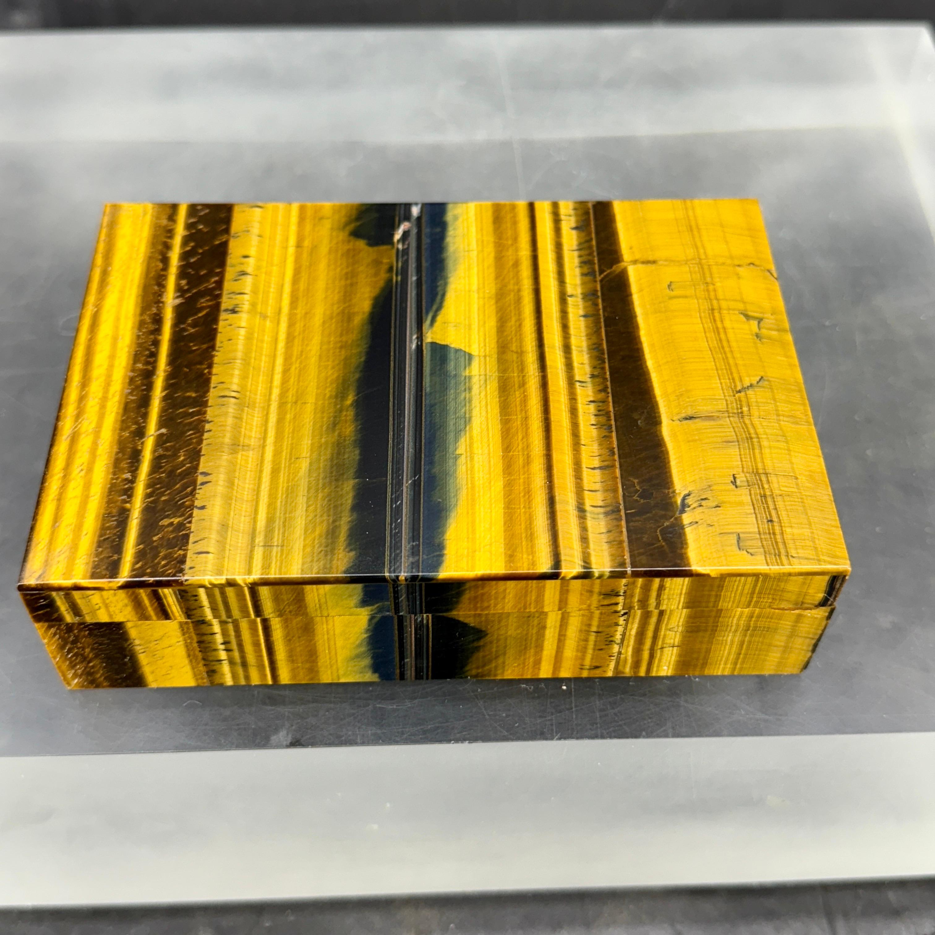 20ième siècle Boîte à bijoux en pierre semi-précieuse Œil de tigre italien en vente