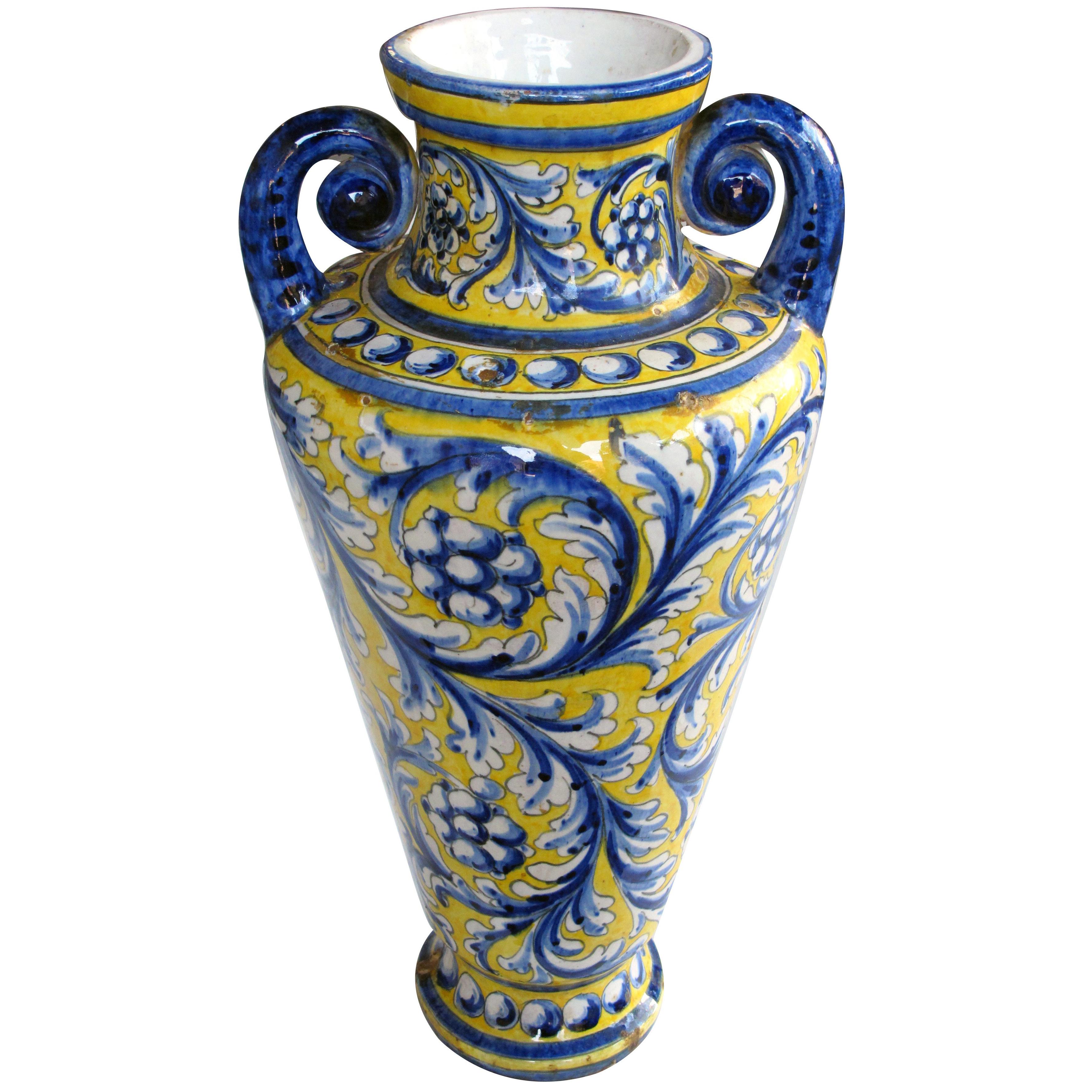 Italienische polychromierte Vase „Majolika“ mit Zinnglasur und doppeltem Henkel