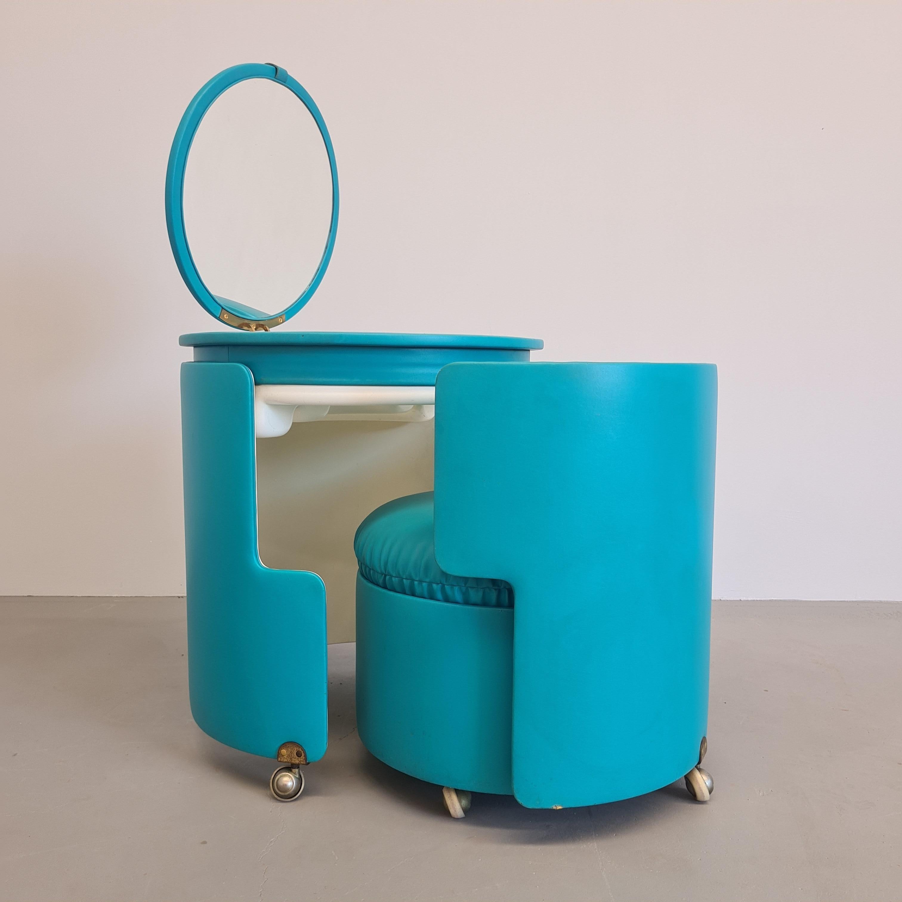 italian make-up dressing table with Dilly Dally armchair by L.Massoni for Poltrona Frau In Good Condition In Milano, MI