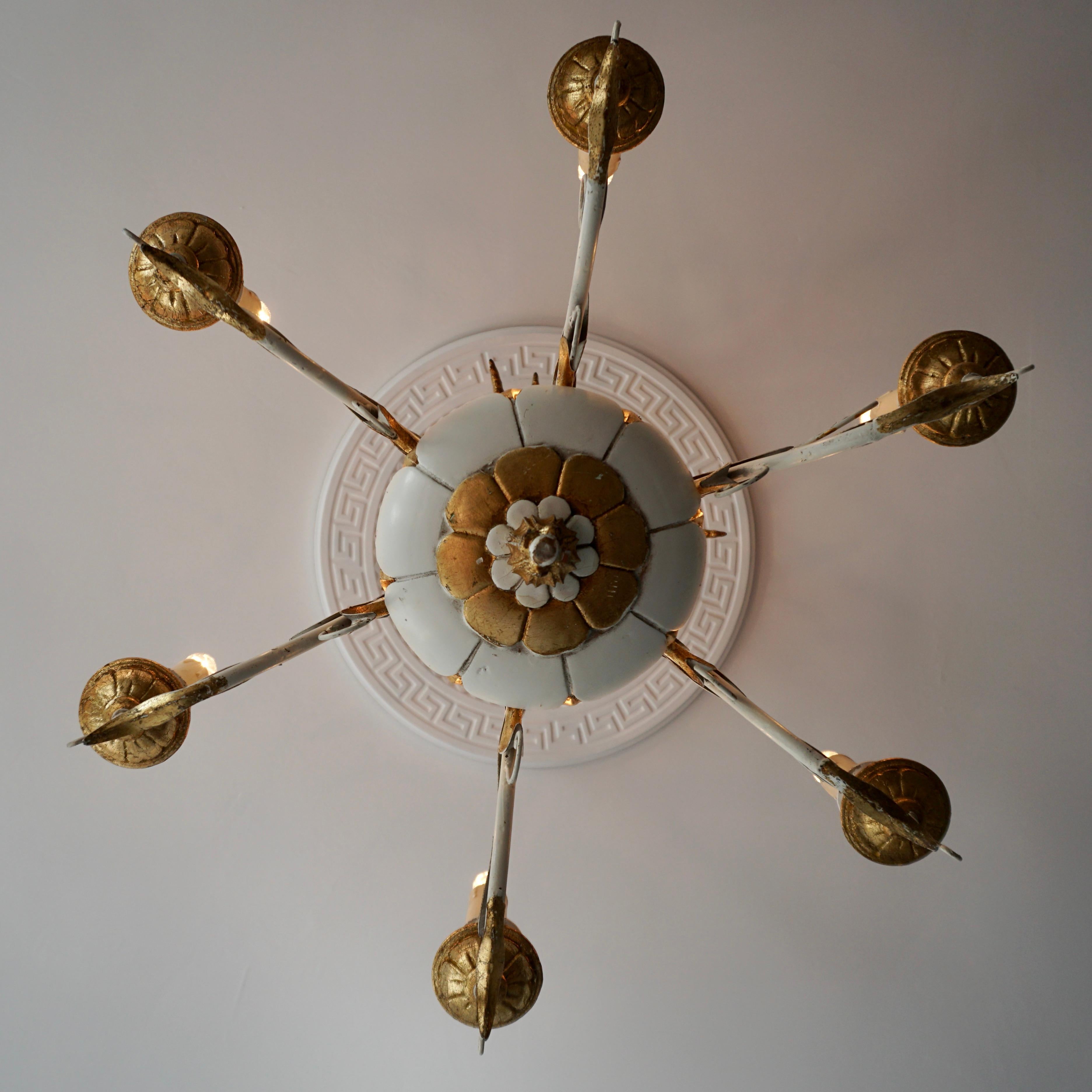 Italian Tole and Brass Pineapple and Palm Leaf Chandelier In Good Condition For Sale In Antwerp, BE
