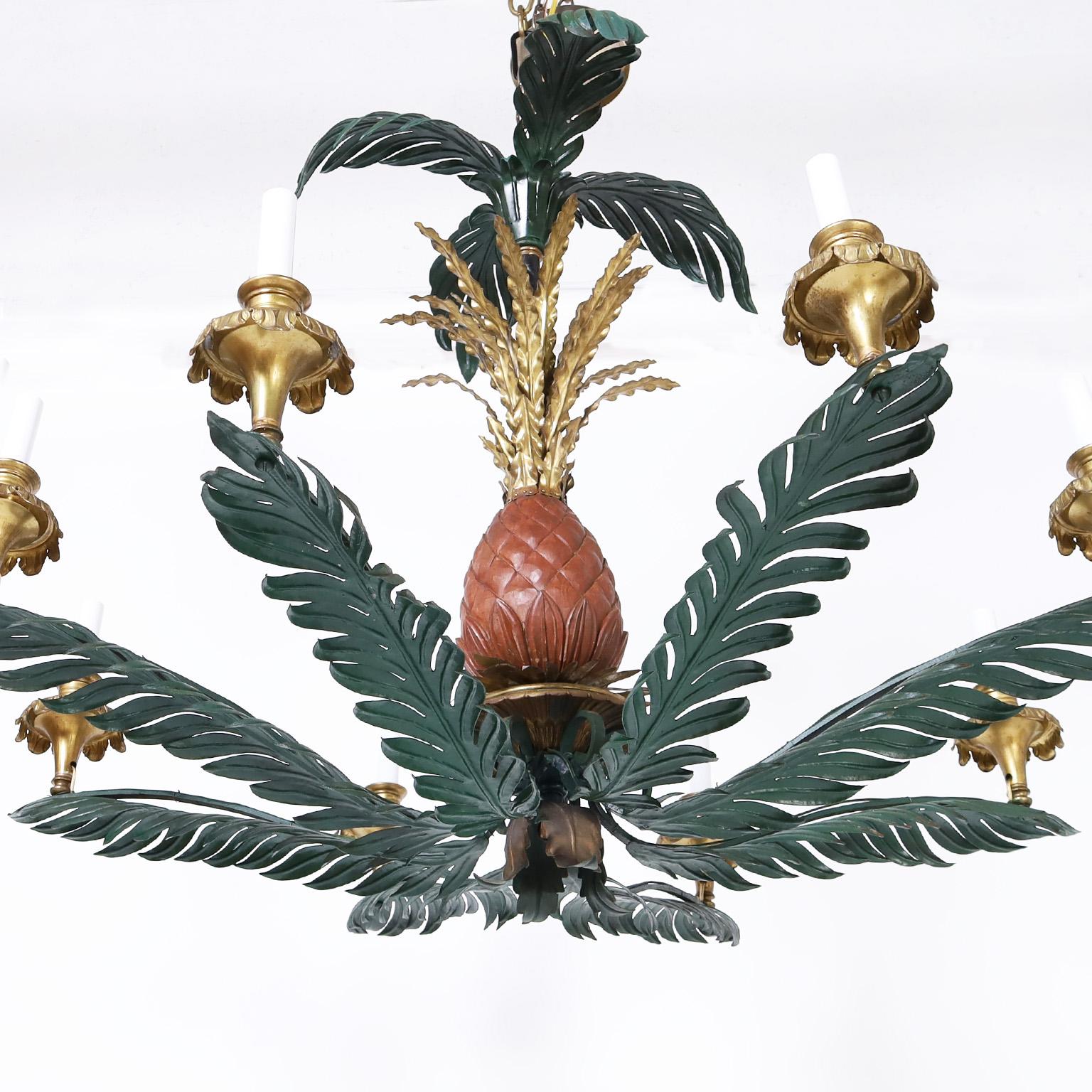 20ième siècle Lustre italien en tôle et laiton avec ananas et feuilles de palmier en vente