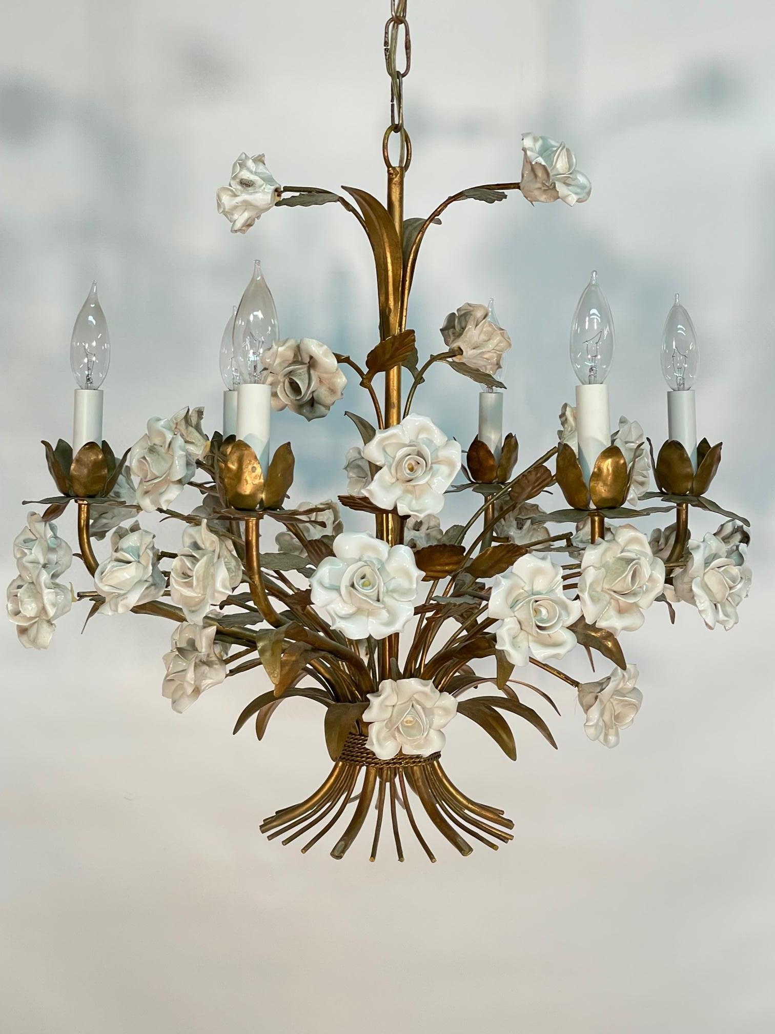 Vintage-Kronleuchter mit Keramikrosen und 6 Armen. Sehr guter Zustand mit einer schönen Patina im Einklang mit dem Alter.
  
 