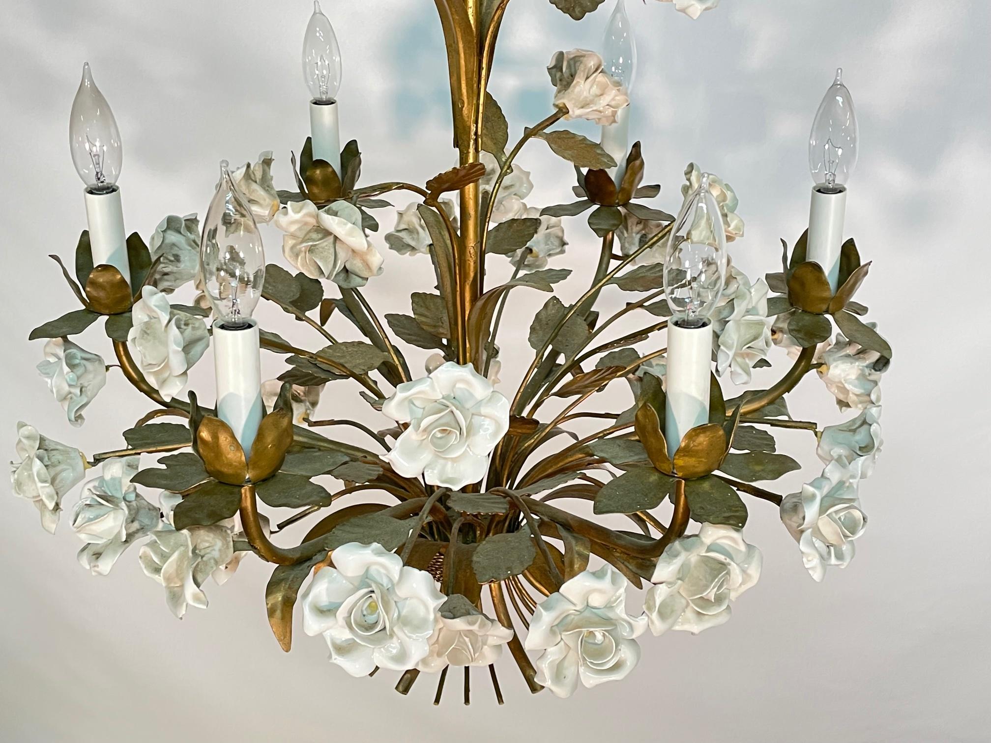 Sechsarmiger italienischer Kronleuchter aus Zinn und Keramik in Rosenform (Hollywood Regency)