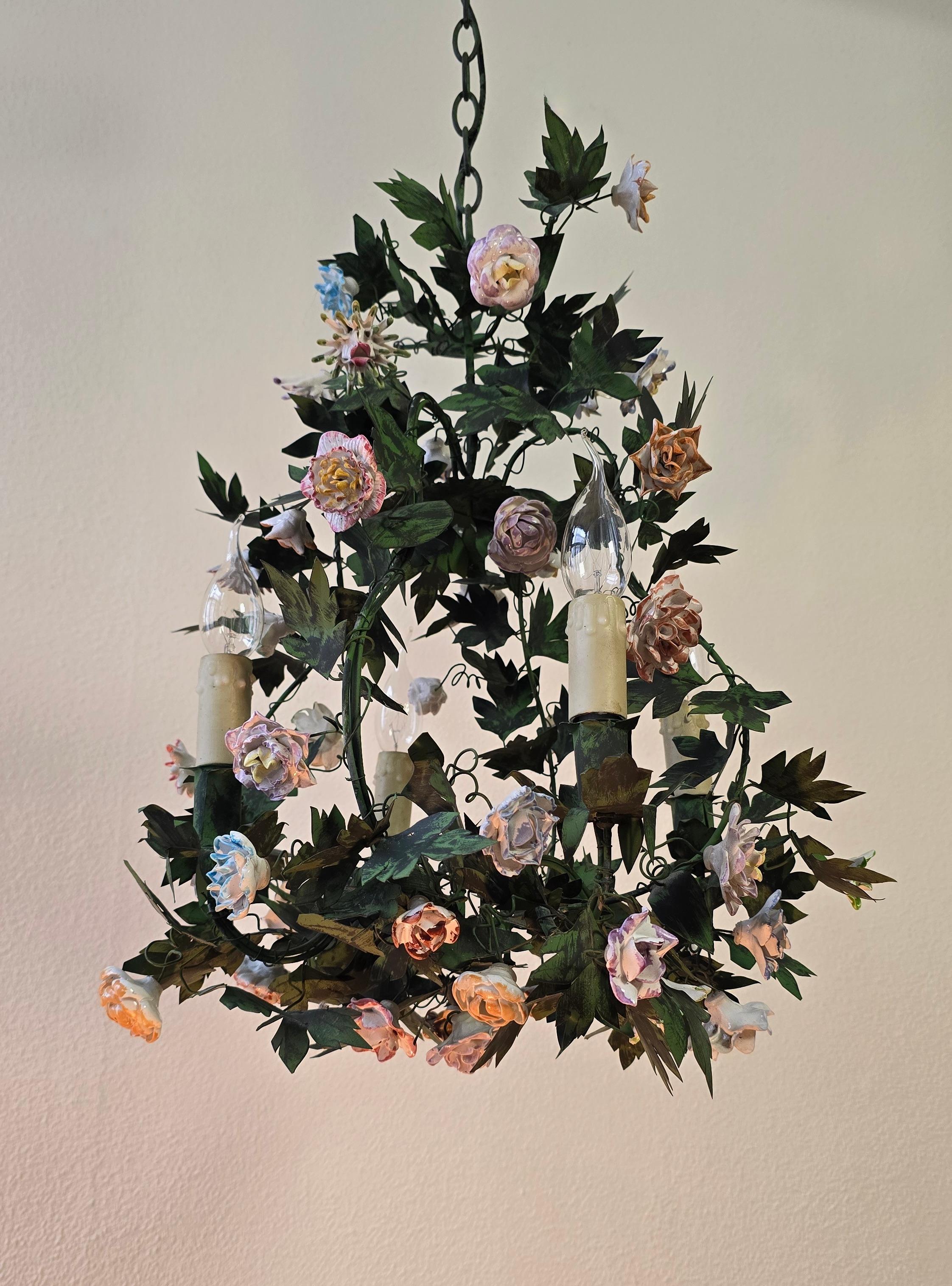 Italian Tole and Porcelain Flower Chandelier, Capodimonte Style In Good Condition For Sale In Antwerp, BE
