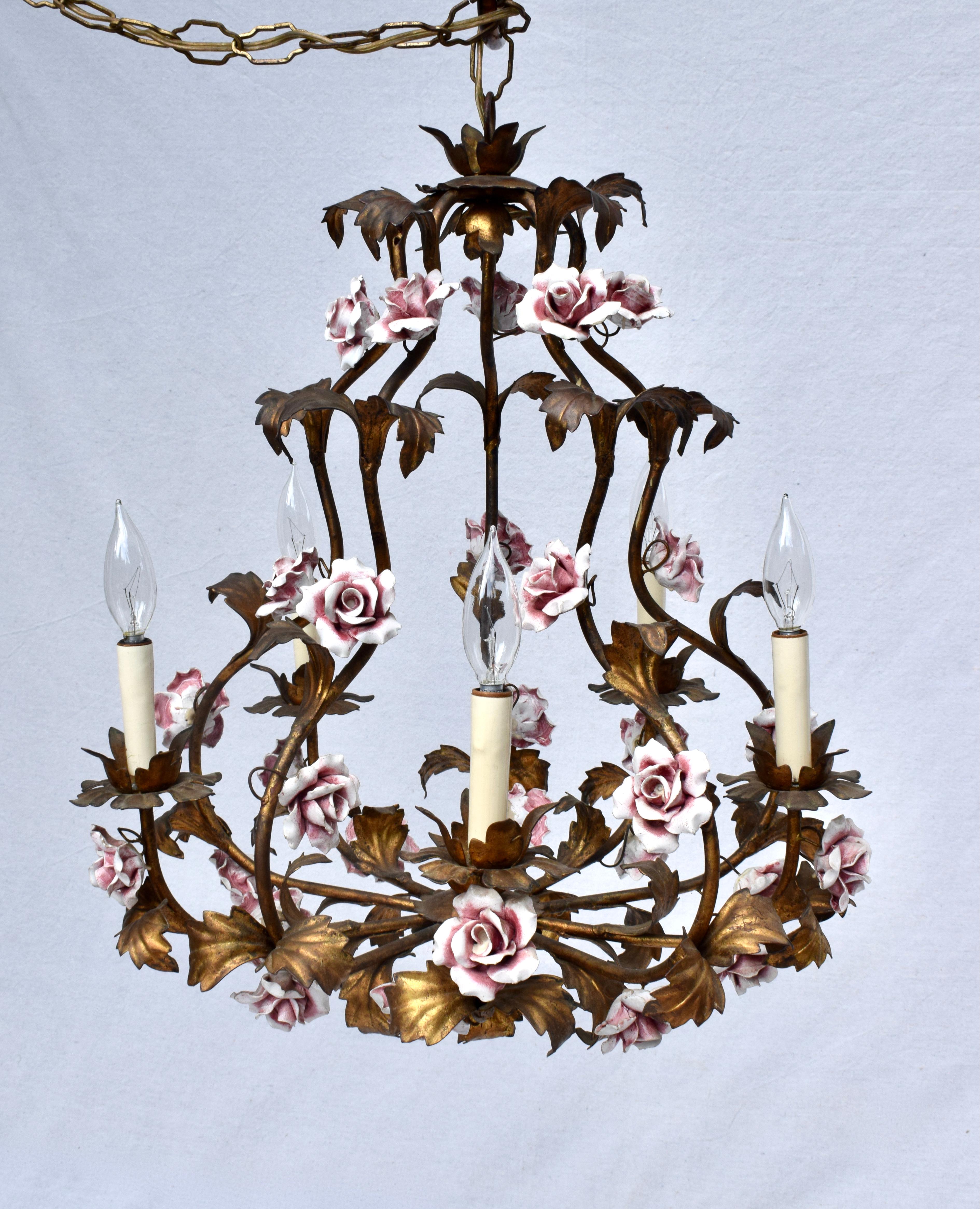 Italiano Lampadario a sei bracci in tole e ceramica italiana in vendita