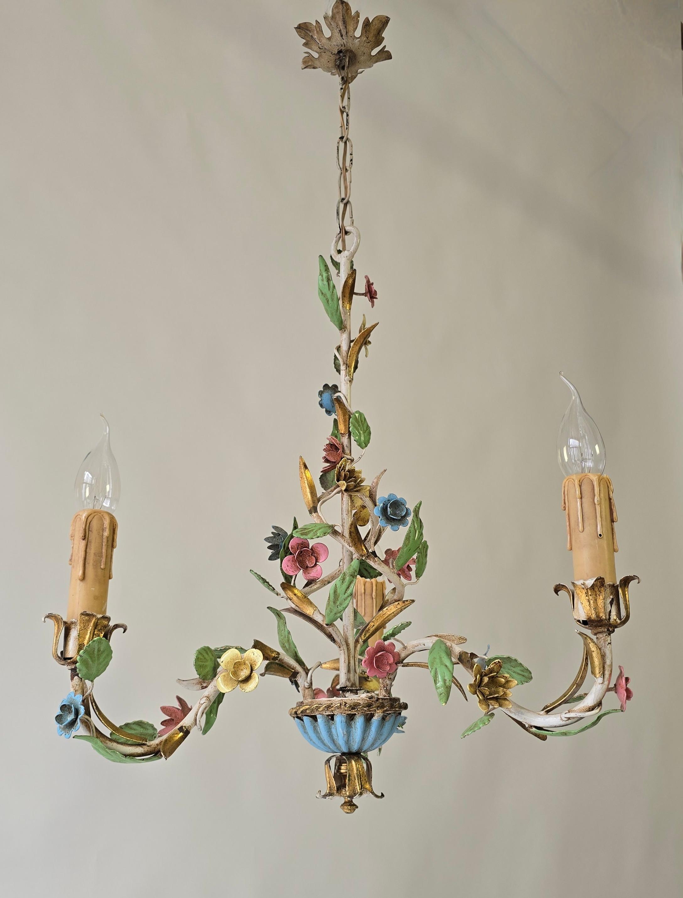 Italian Tole Chandelier with Polychrome Flowers, Mid-Century / Hollywood Regency, 1950s

Charming Italian tole chandelier from the 1950s, richly decorated with hand-painted polychrome flowers and foliage in soft pastel shades of pink, yellow, blue,