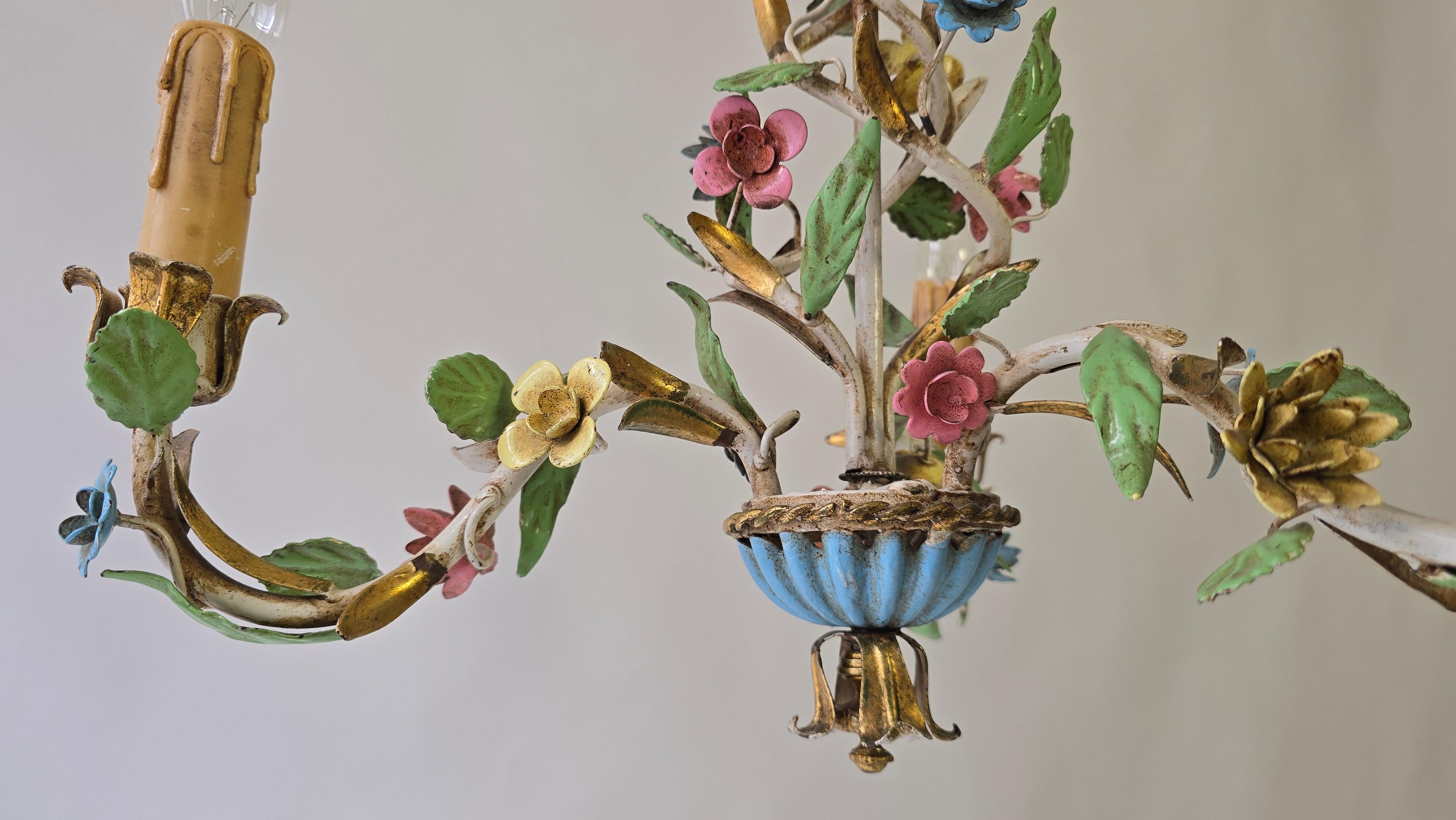 Italian Tole Chandelier with Polychrome Flowers, Mid-Century / Hollywood Regency In Good Condition For Sale In Antwerp, BE