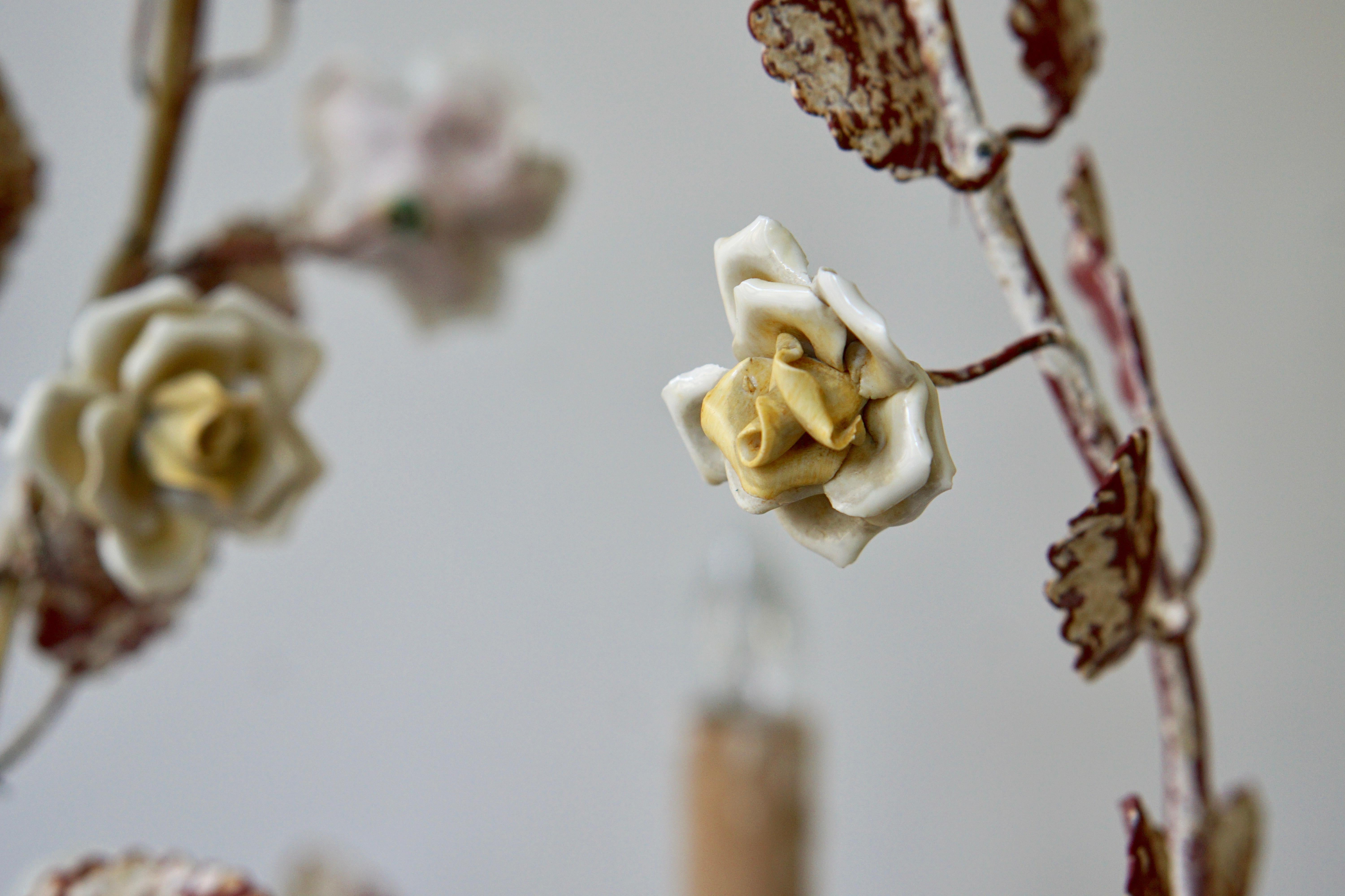 Lustre italien en forme de chevalet avec fleurs en porcelaine, années 1960 en vente 4