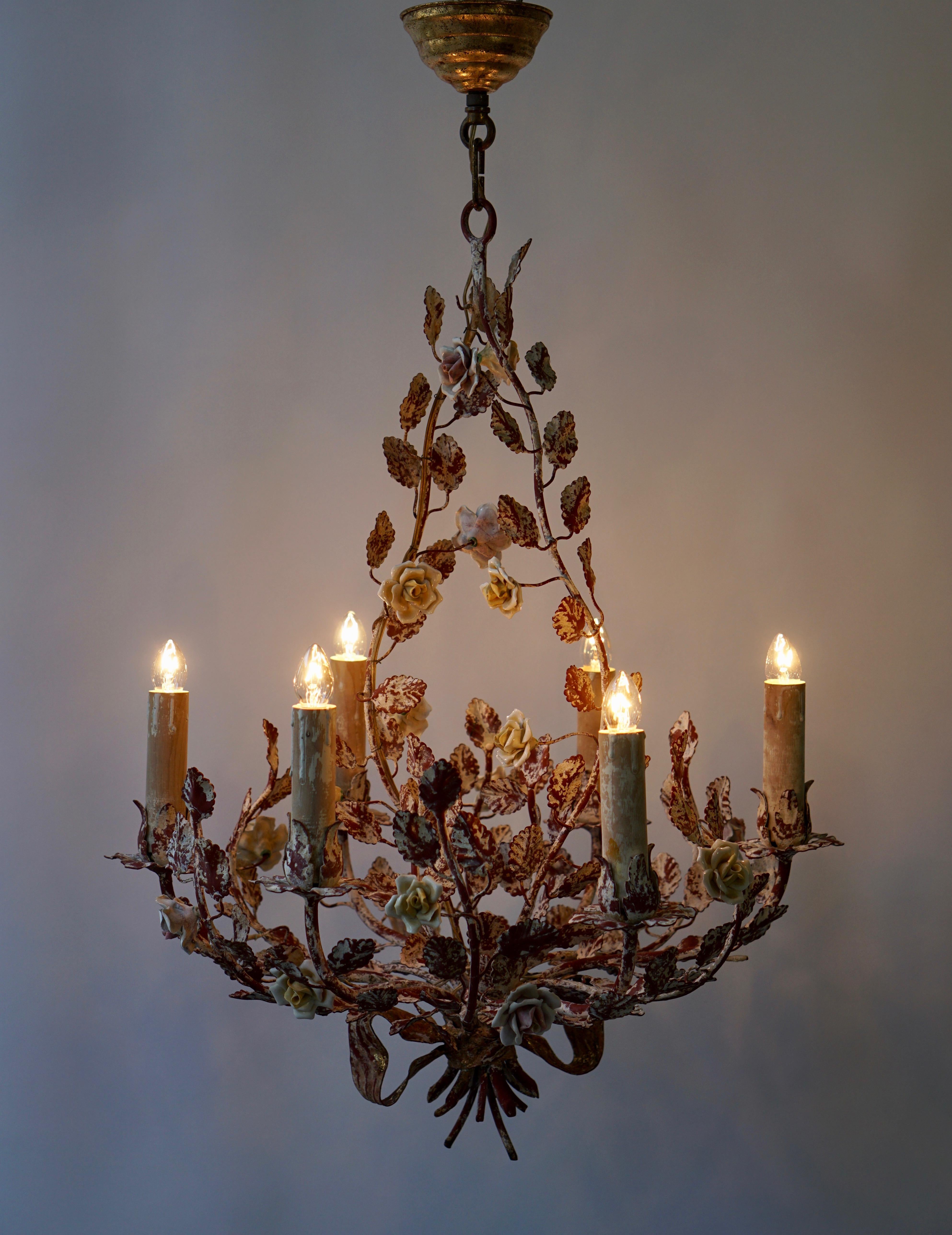 Italian Tôle Chandelier with Porcelain Flowers, 1960s In Good Condition For Sale In Antwerp, BE