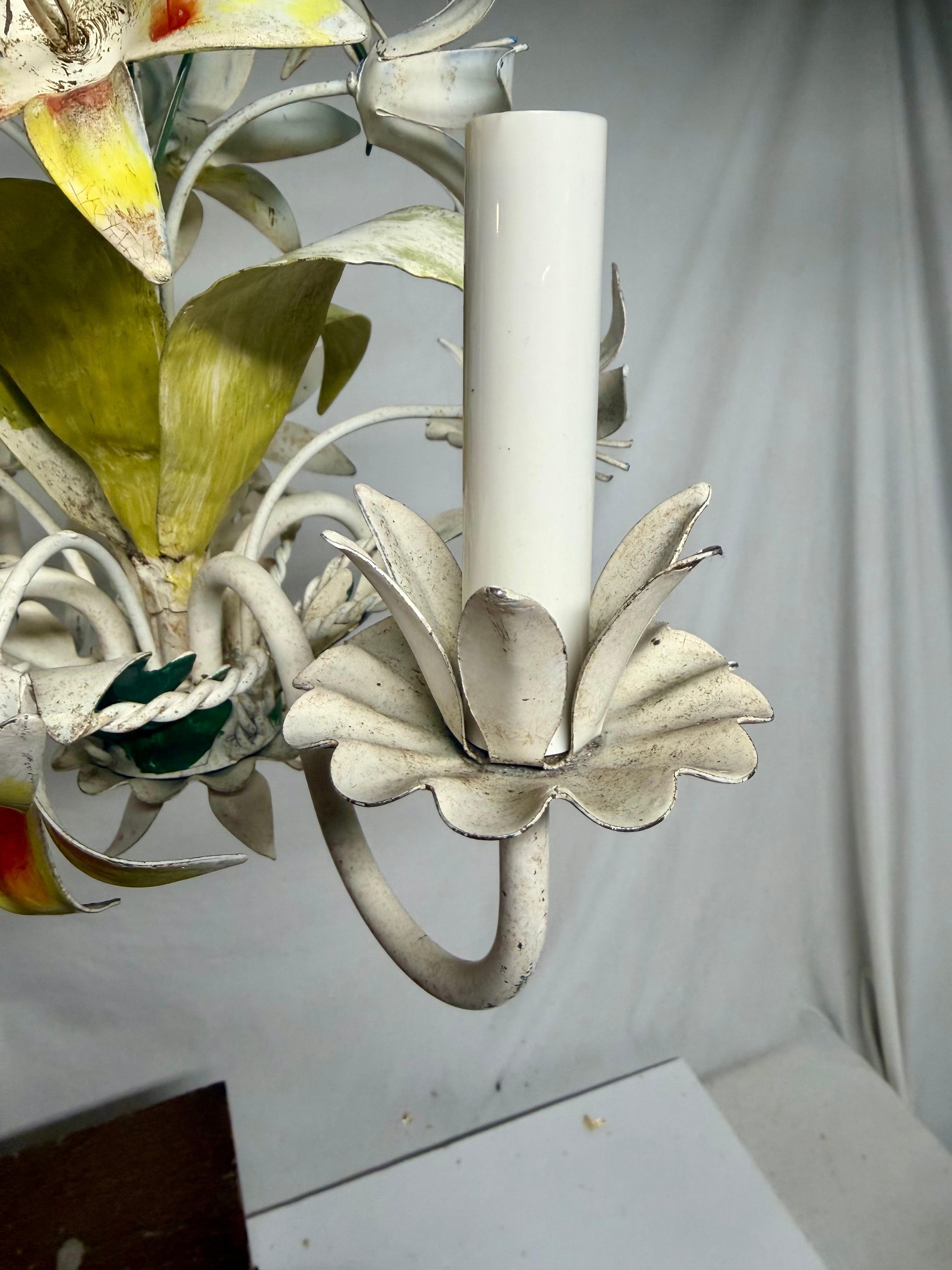 Lampadario italiano in talpa floreale con gigli in vendita 2