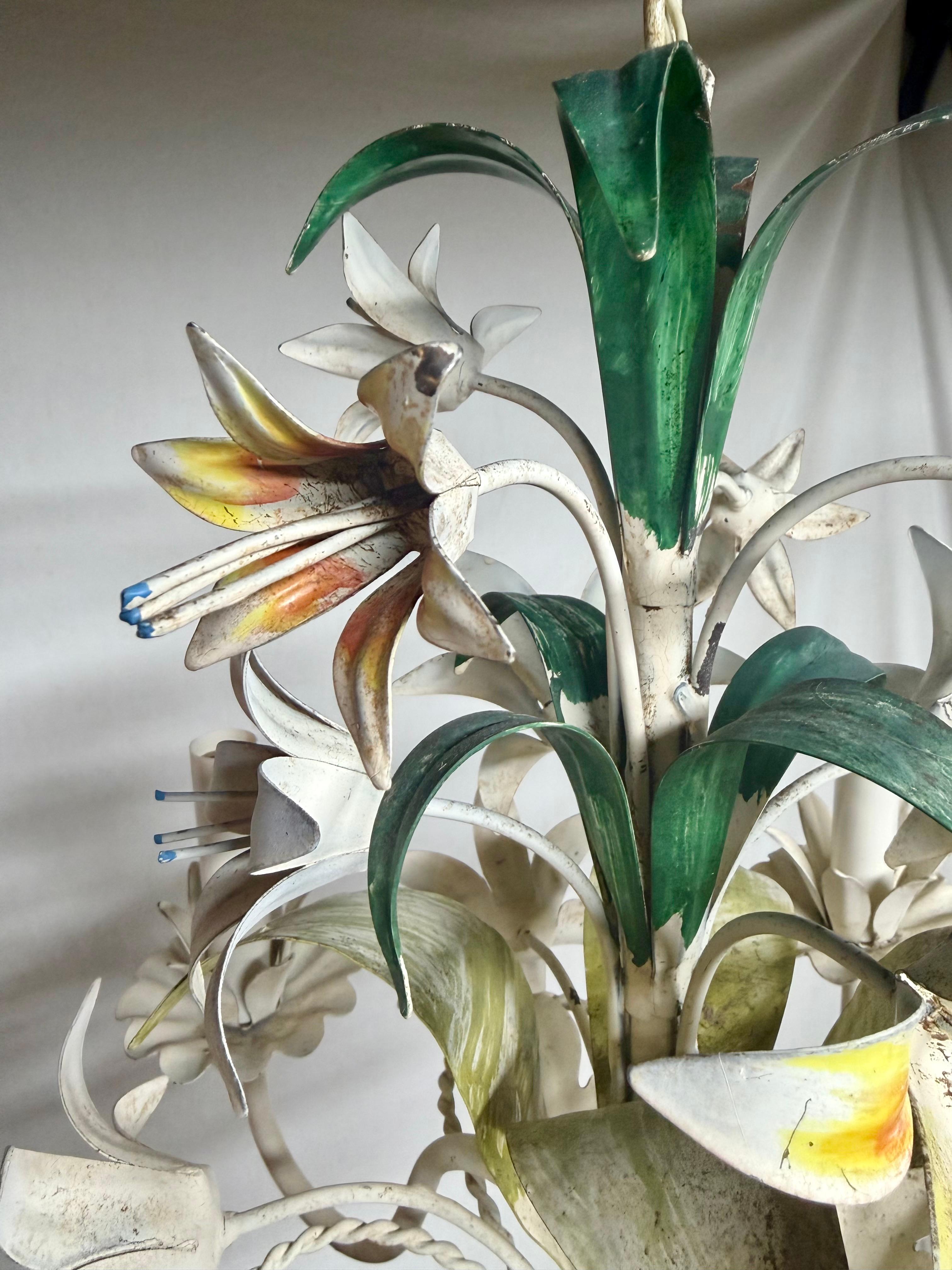 Lampadario italiano in talpa floreale con gigli in vendita 3