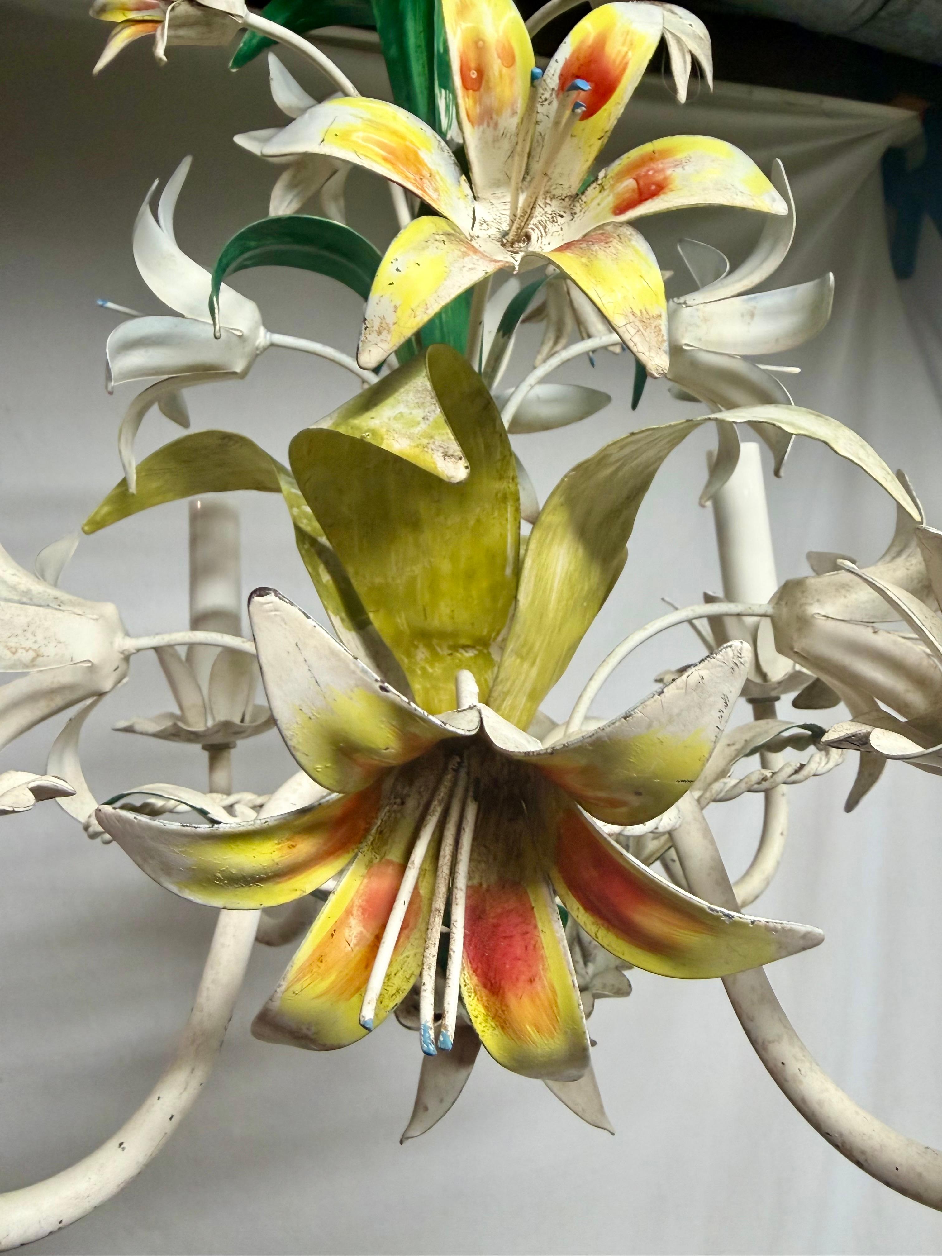 Lampadario italiano in talpa floreale con gigli in vendita 4