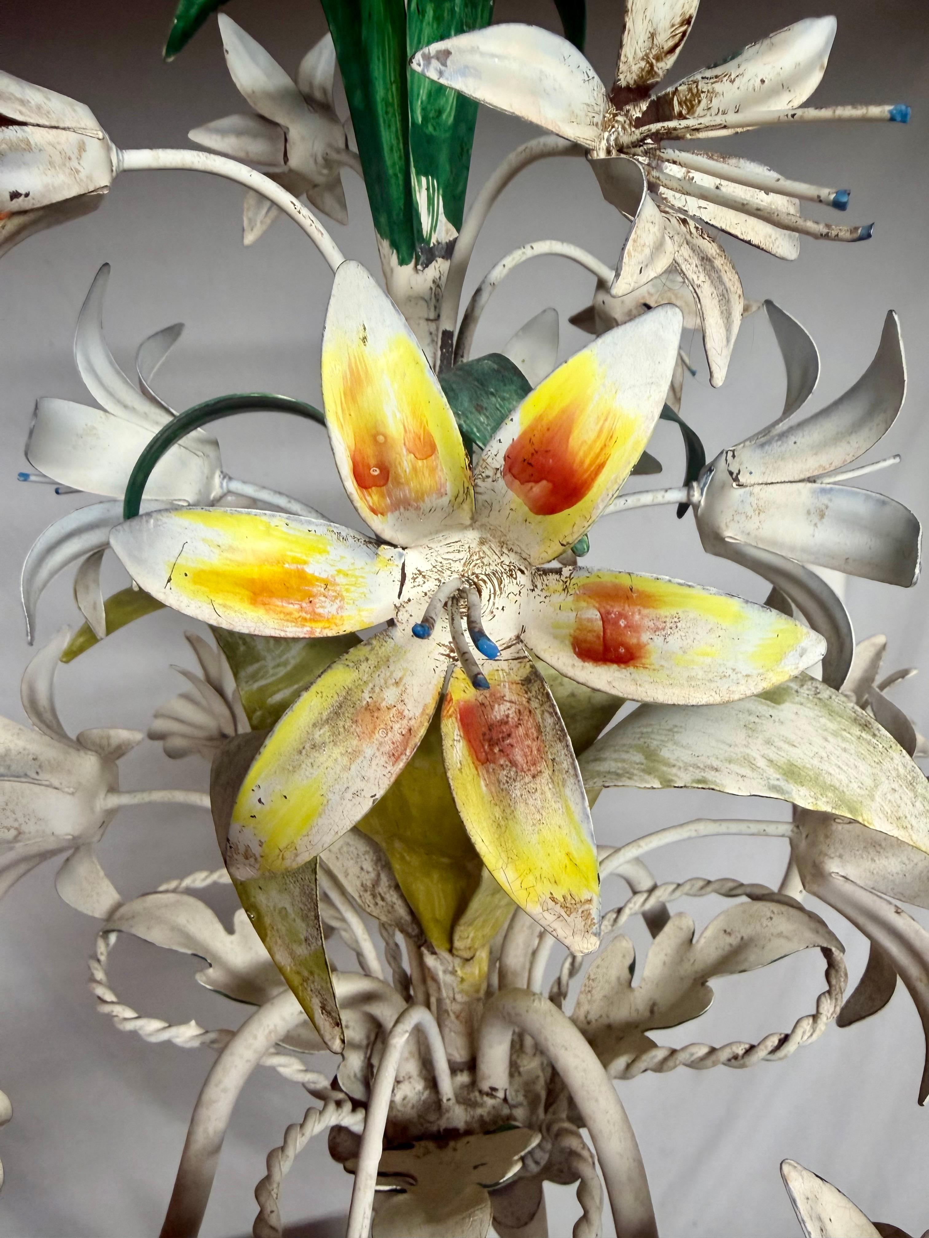 Lampadario italiano in talpa floreale con gigli in vendita 5