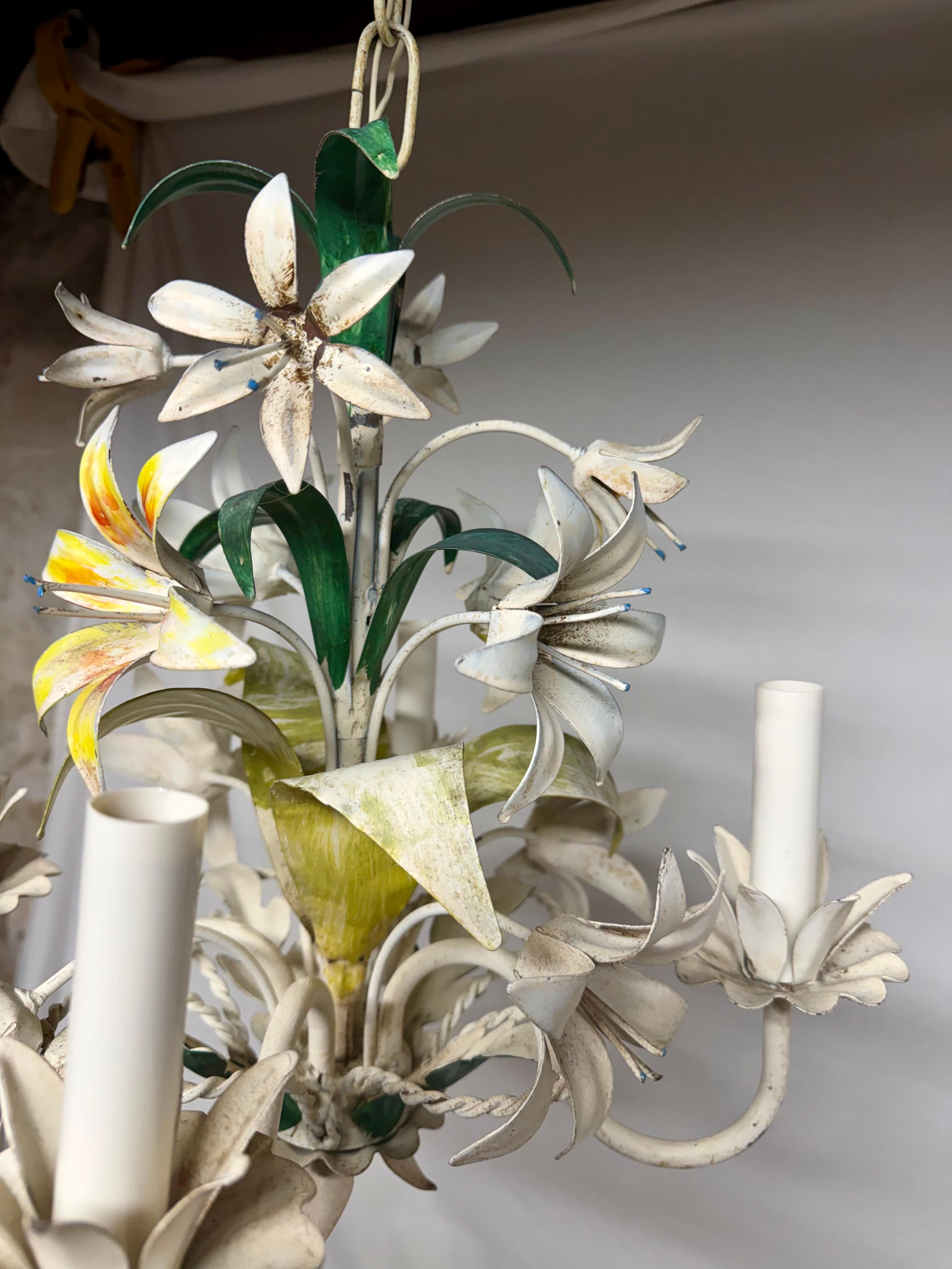 Lampadario italiano in talpa floreale con gigli in vendita 6