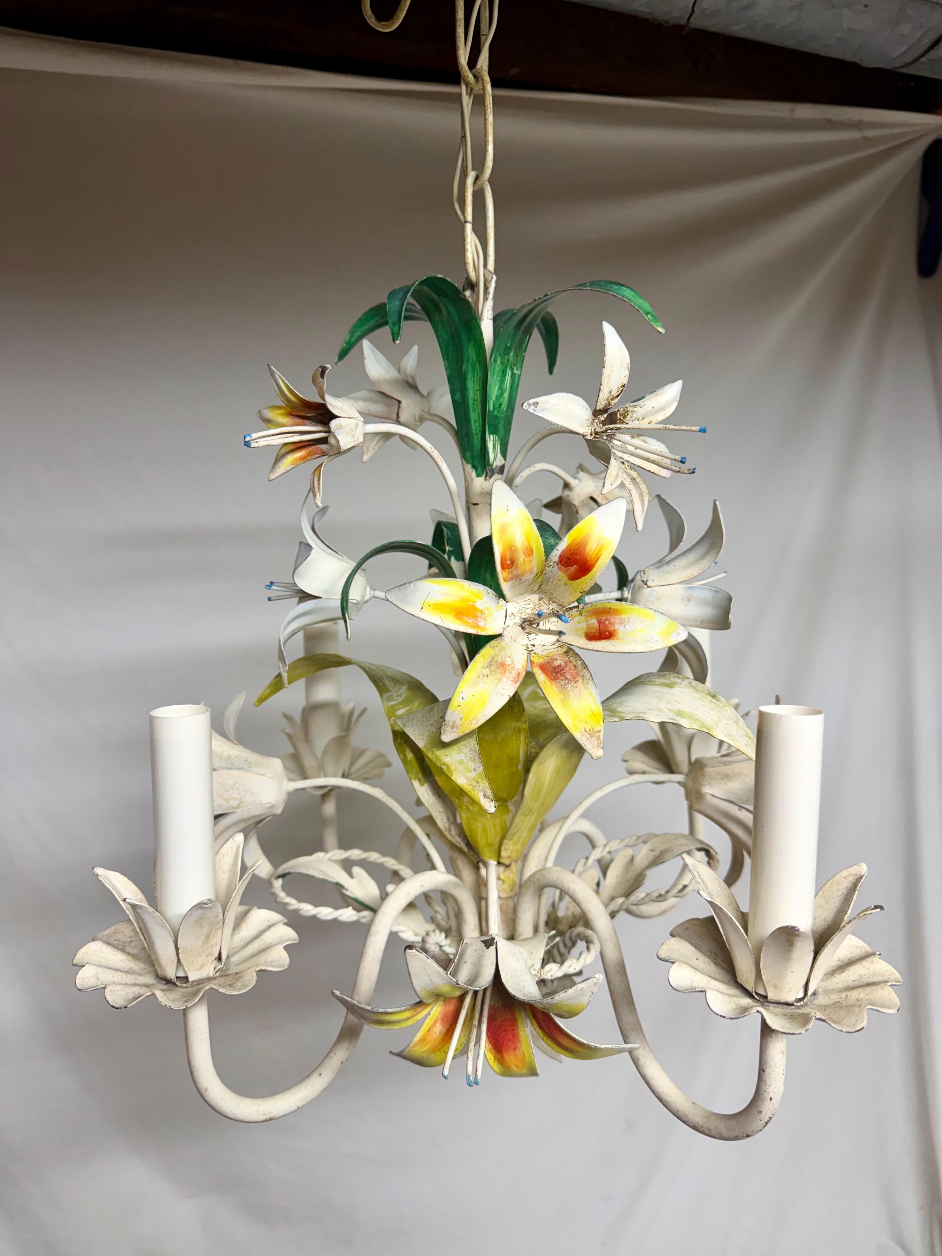 Lampadario italiano in talpa floreale con gigli in vendita 7