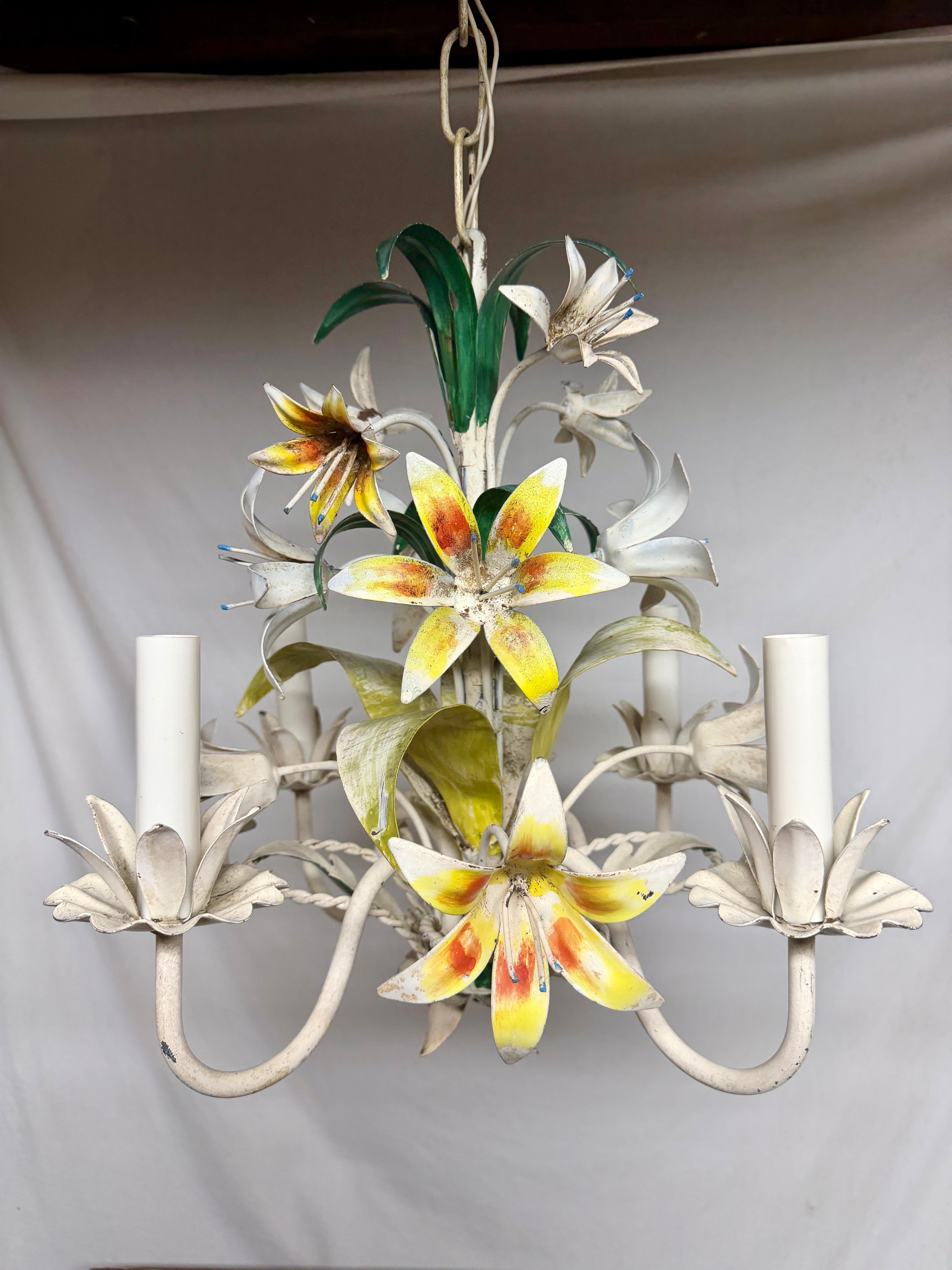 Dipinto a mano Lampadario italiano in talpa floreale con gigli in vendita