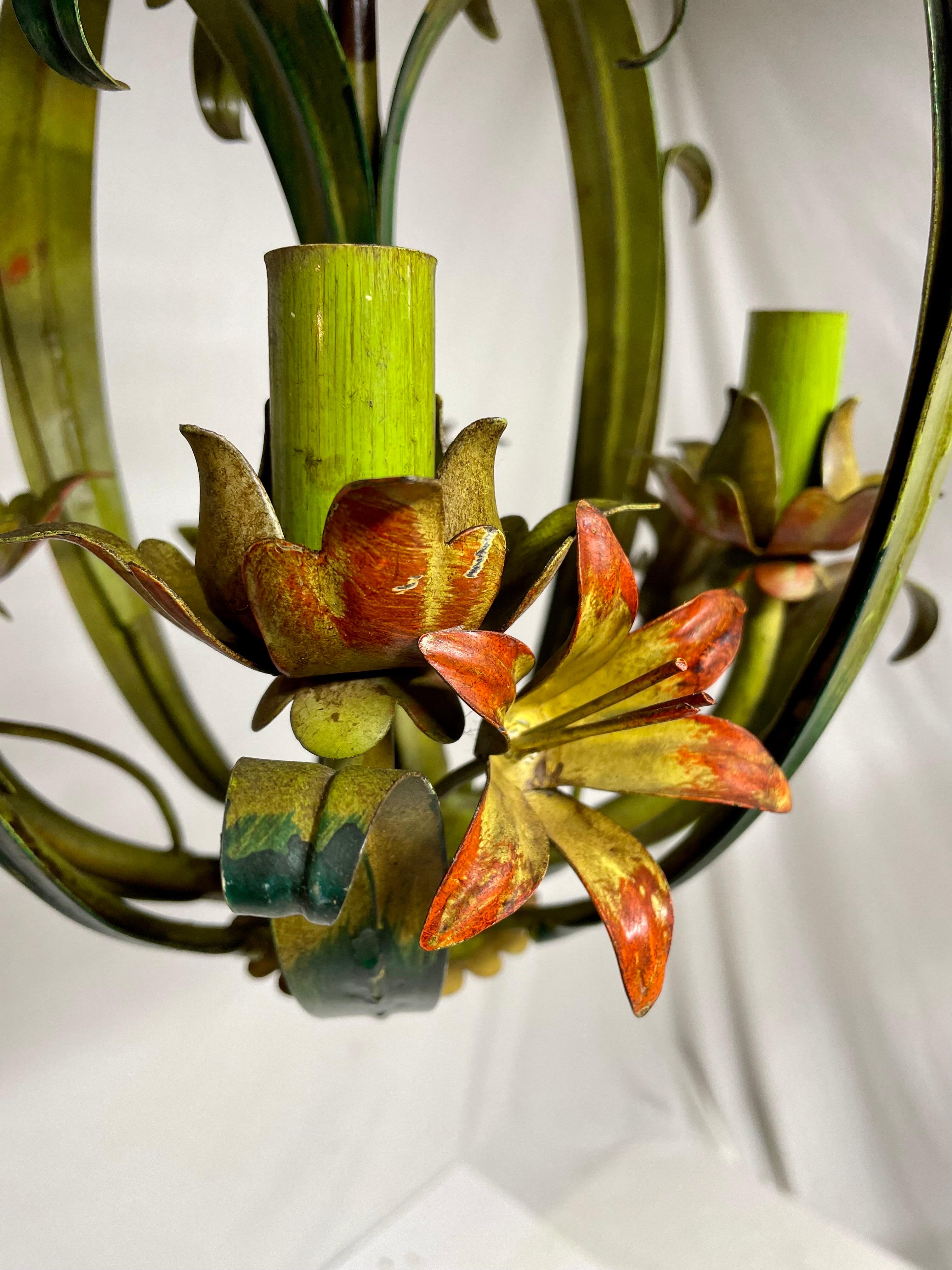 20ième siècle Lustre italien en tôle fleurie avec lys en vente