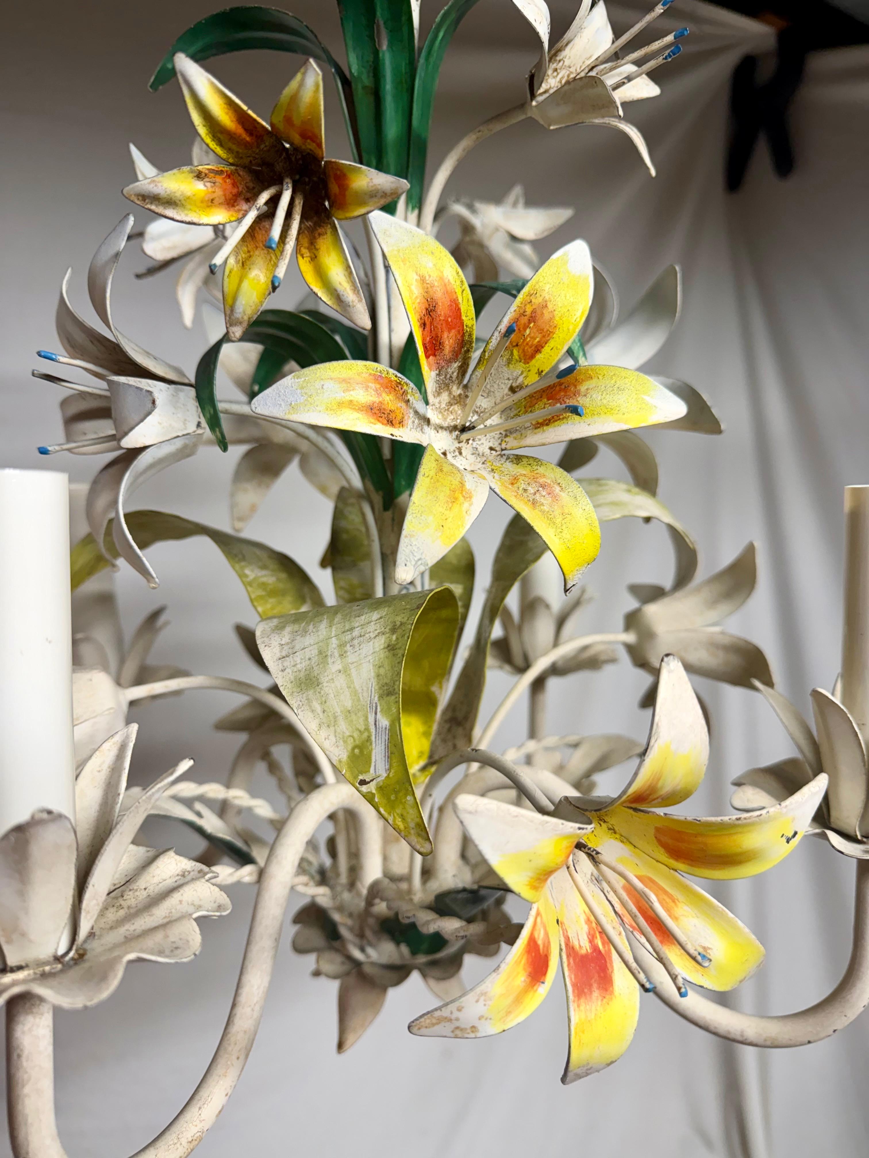 Lampadario italiano in talpa floreale con gigli In condizioni buone in vendita a New York, NY