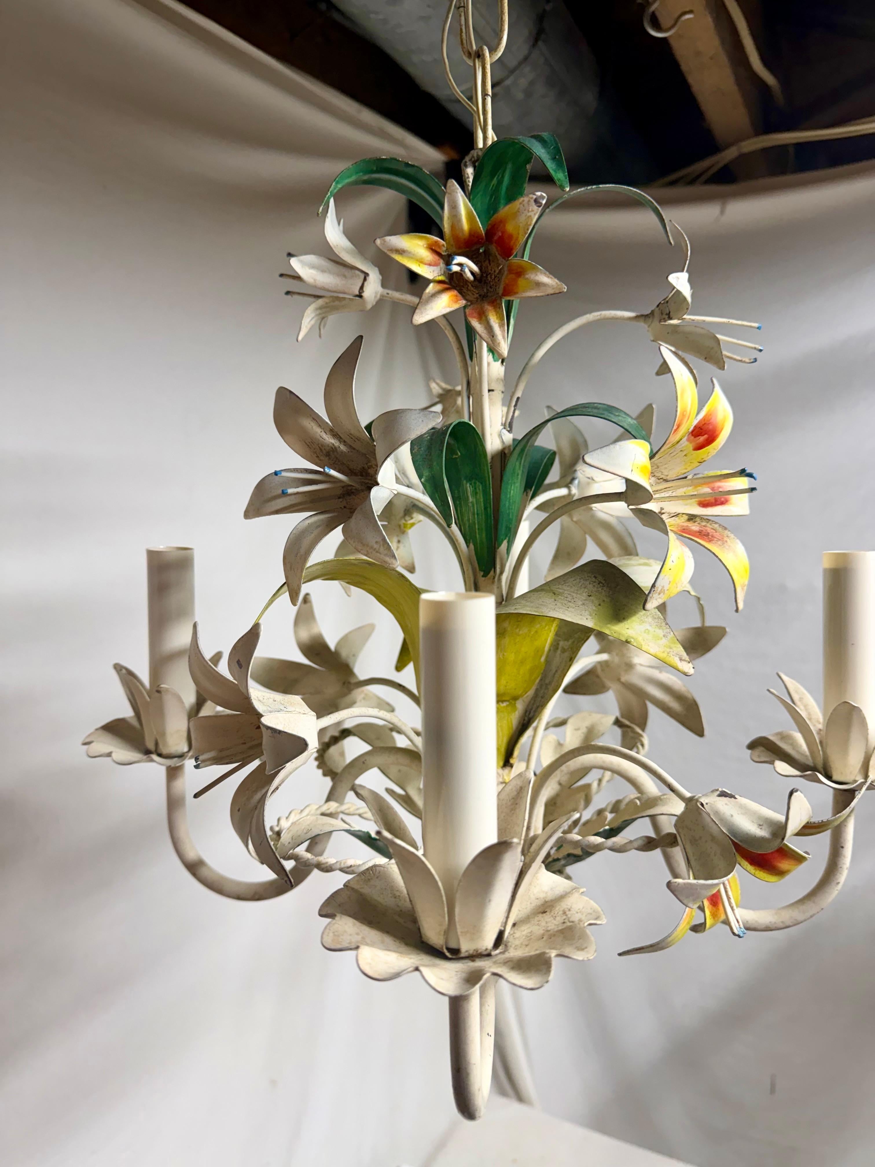 Acciaio Lampadario italiano in talpa floreale con gigli in vendita