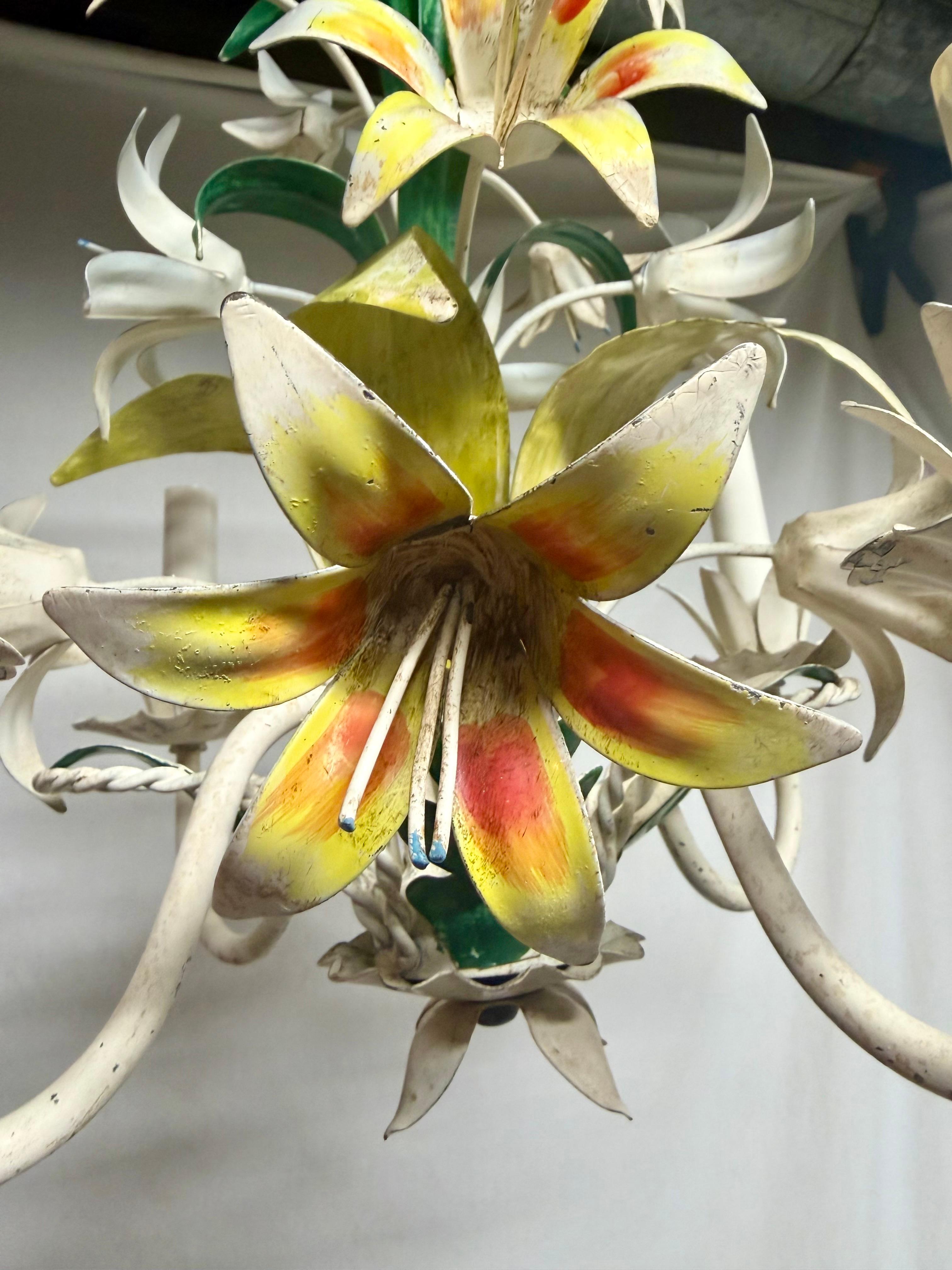 Lampadario italiano in talpa floreale con gigli in vendita 1