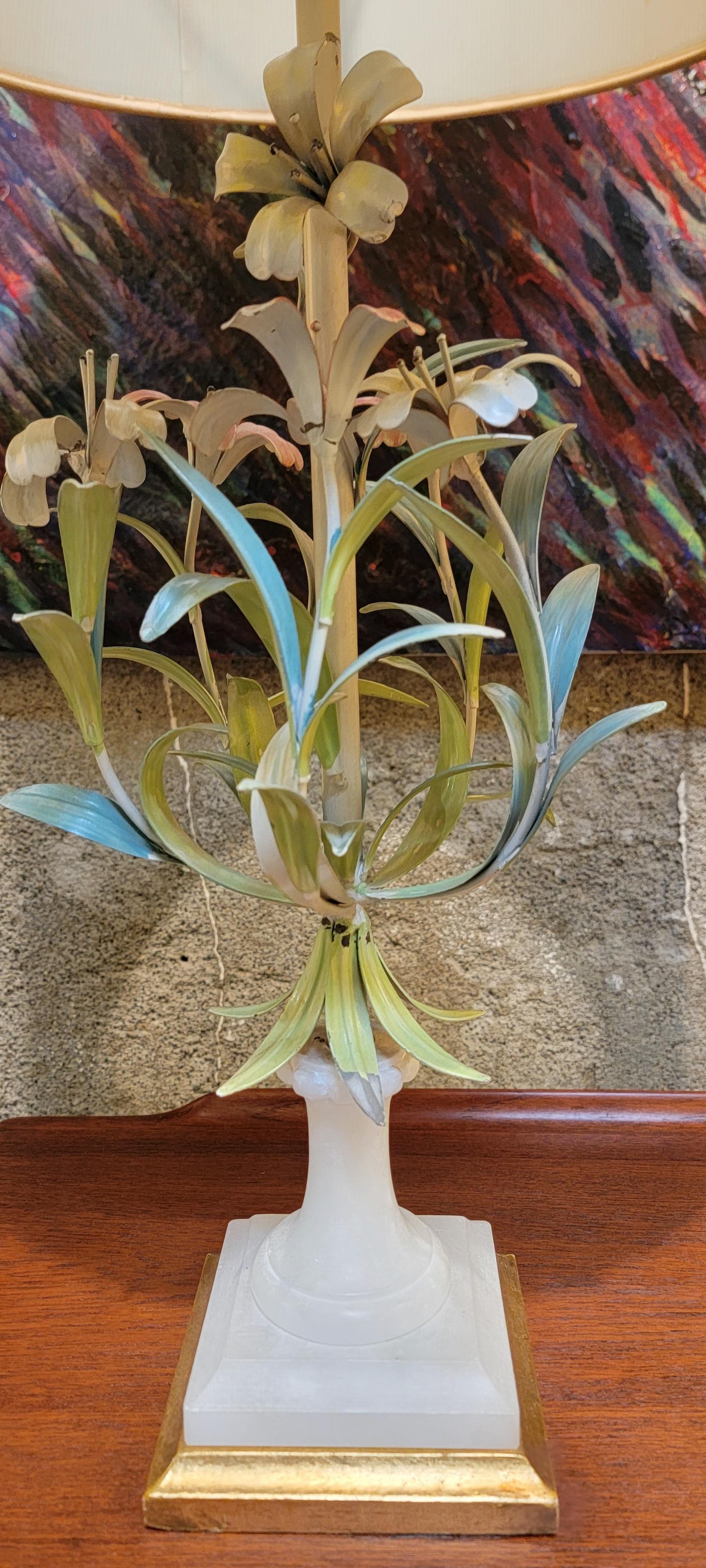 Peint Lampe de table italienne à fleurs en métal et albâtre en vente