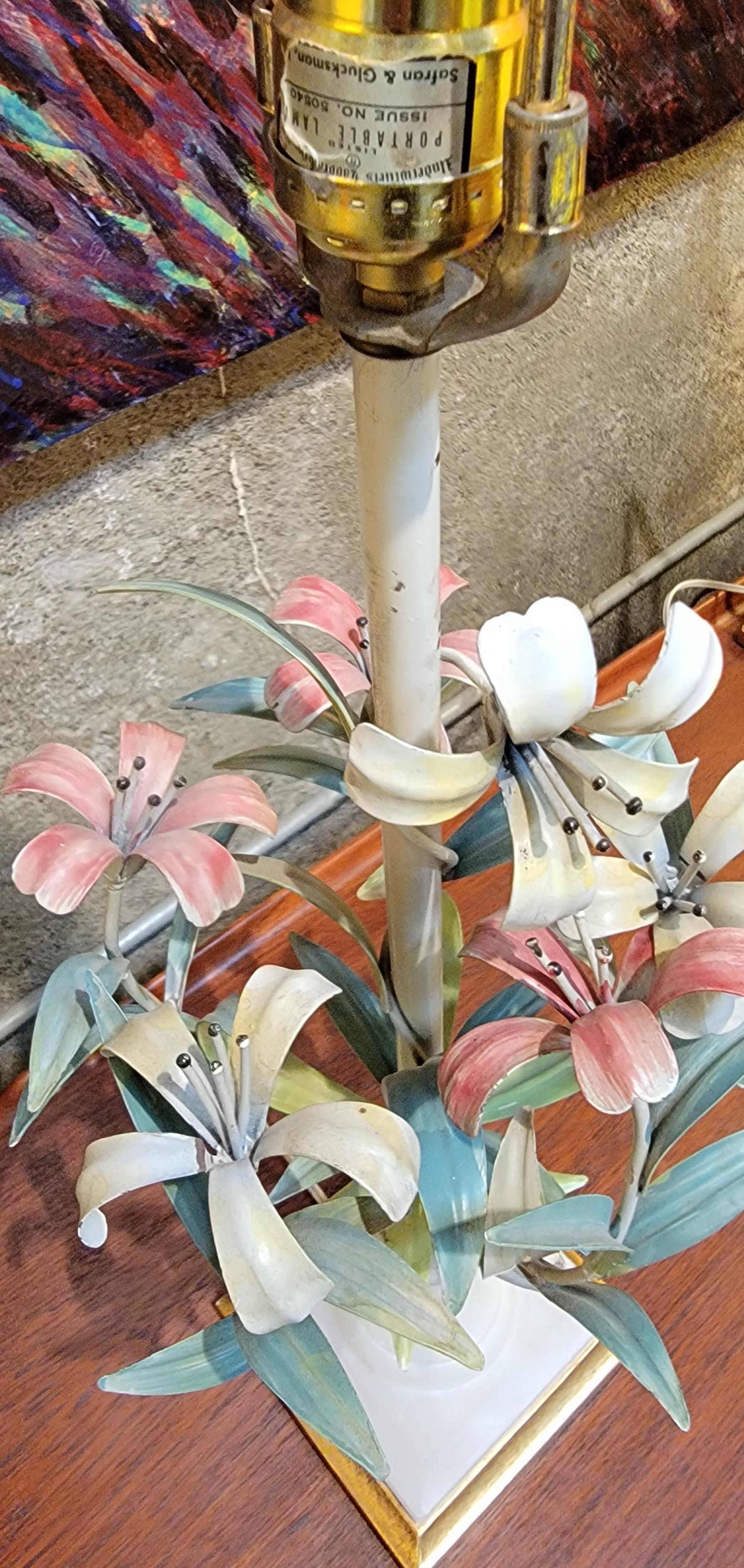 Lampe de table italienne à fleurs en métal et albâtre en vente 1