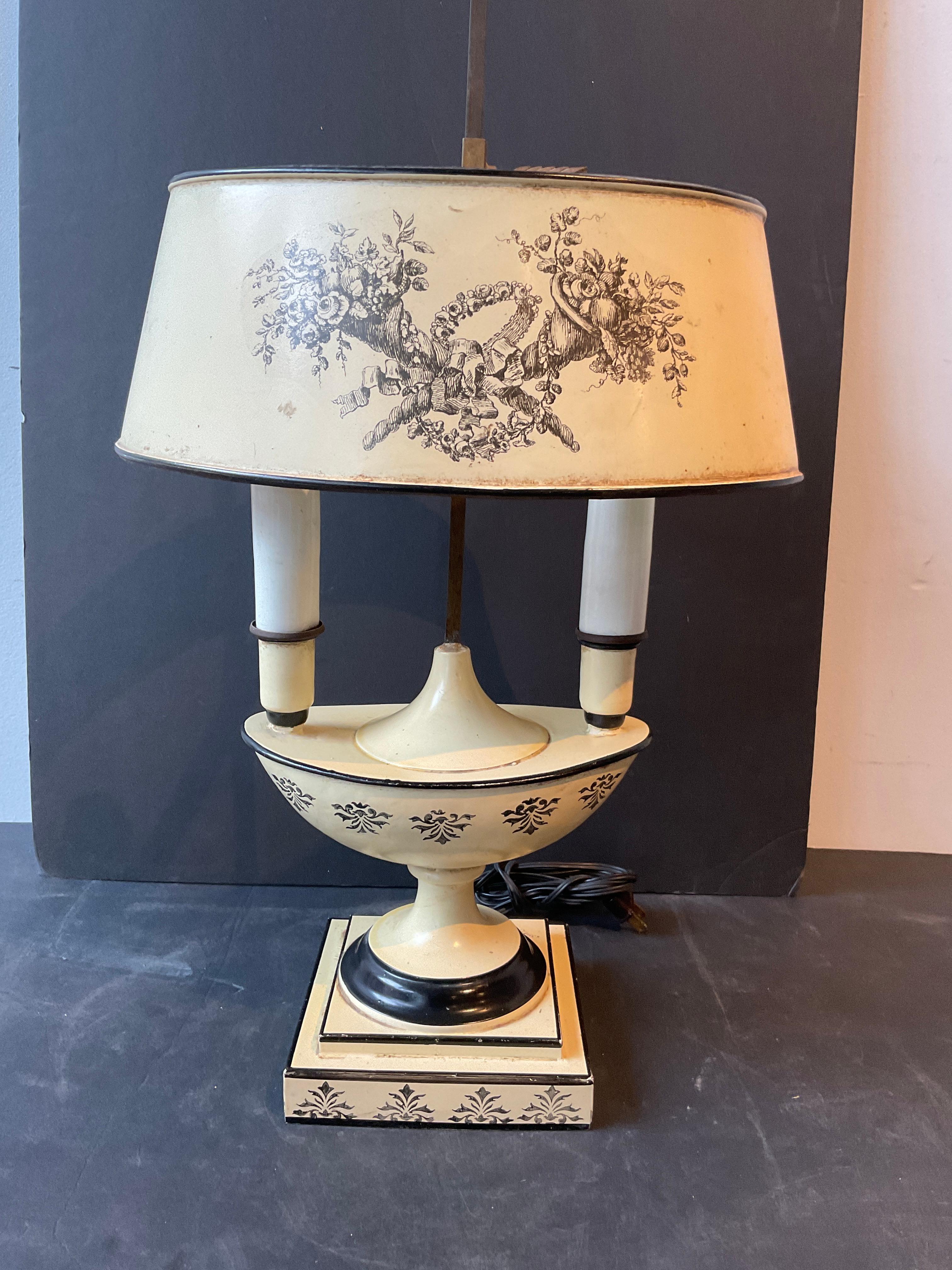 Italian Tole lamp. In Good Condition For Sale In Tarrytown, NY