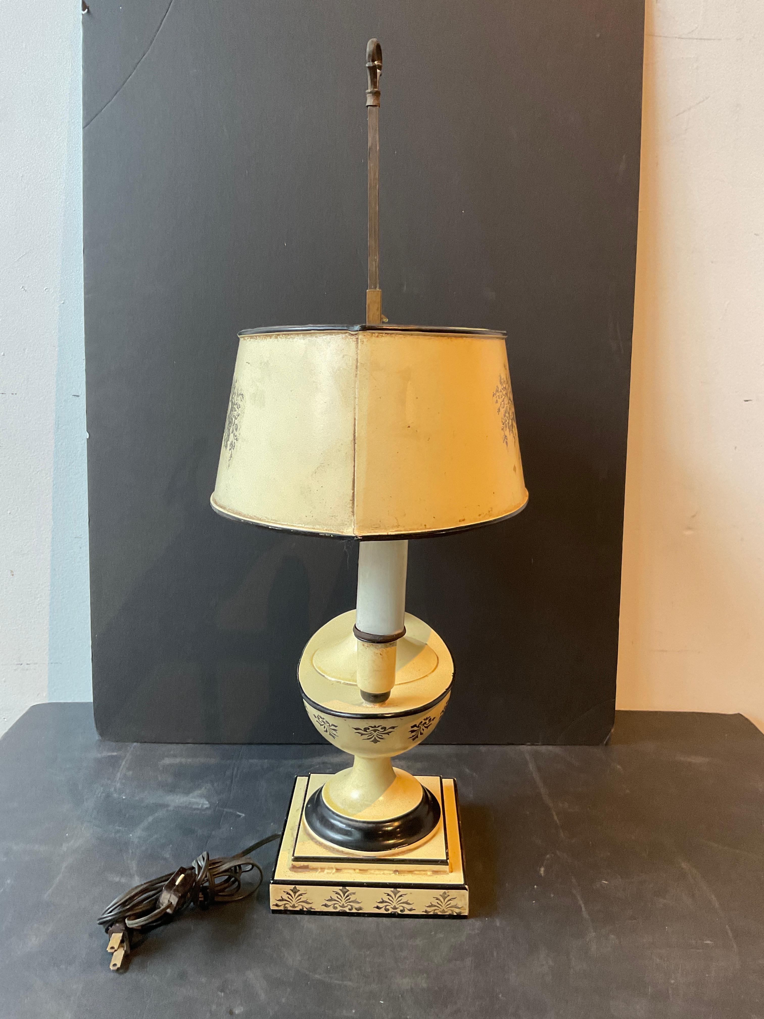 Italian Tole lamp. For Sale 2