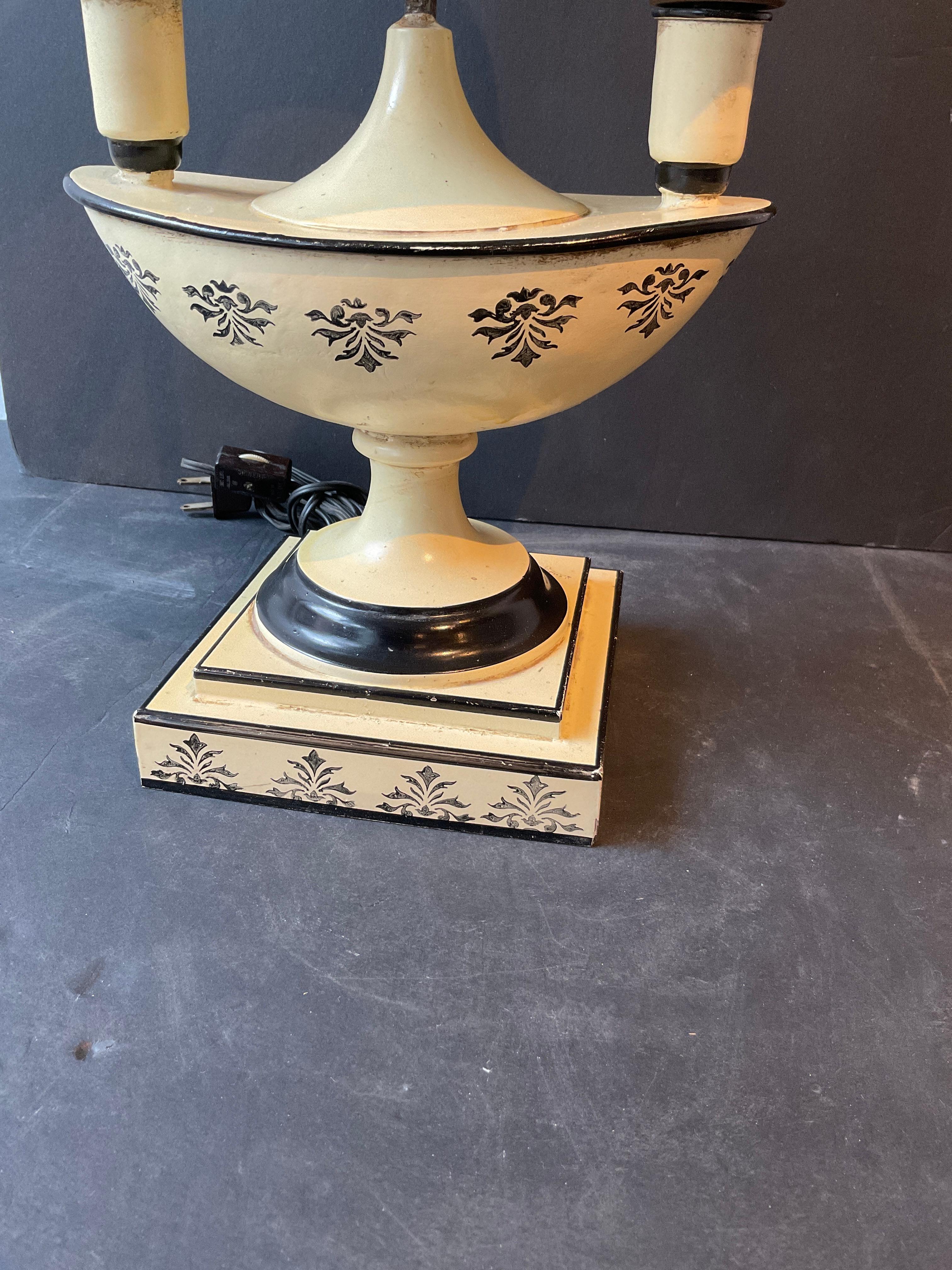 Italian Tole lamp. For Sale 4