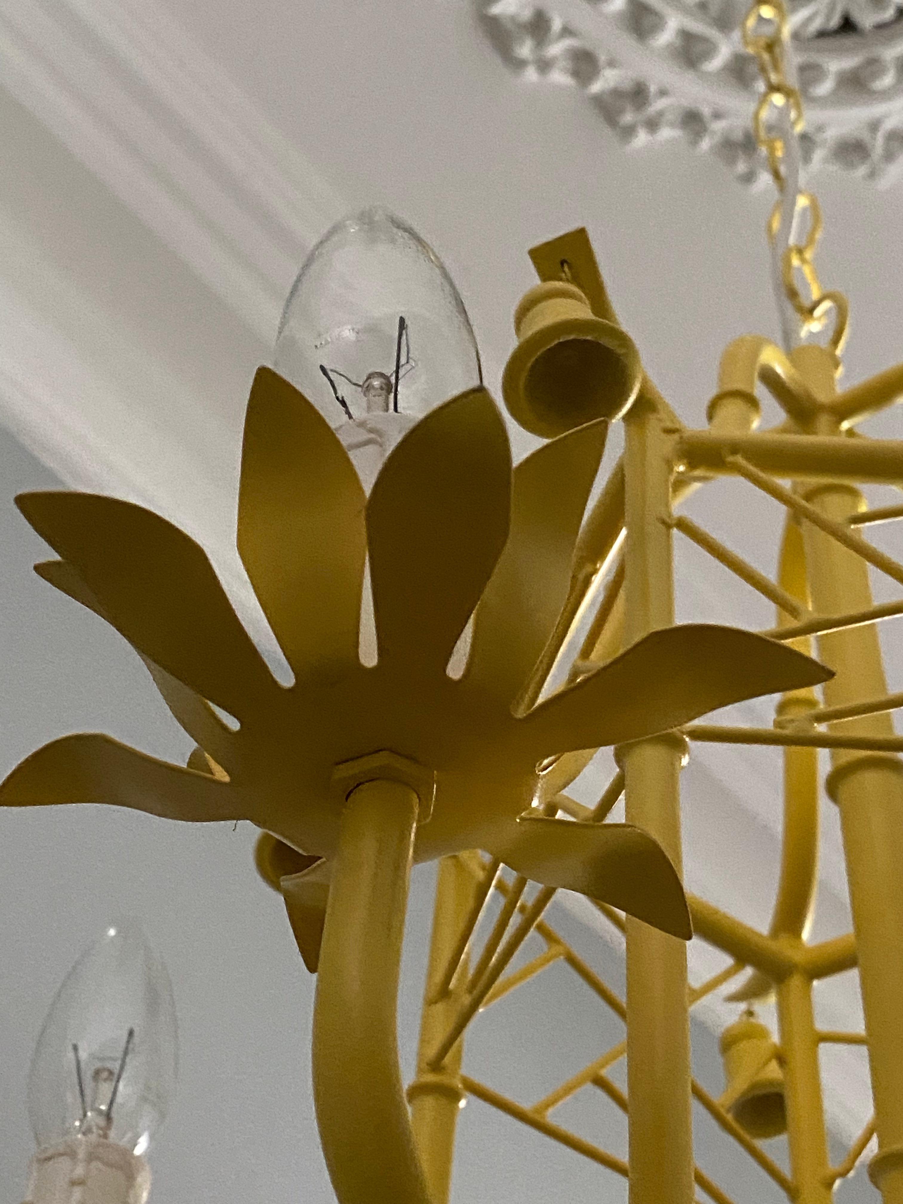 Lustre italien Tole Pagoda Chinoiserie Jaune avec fleuron en laiton 1970 en vente 5