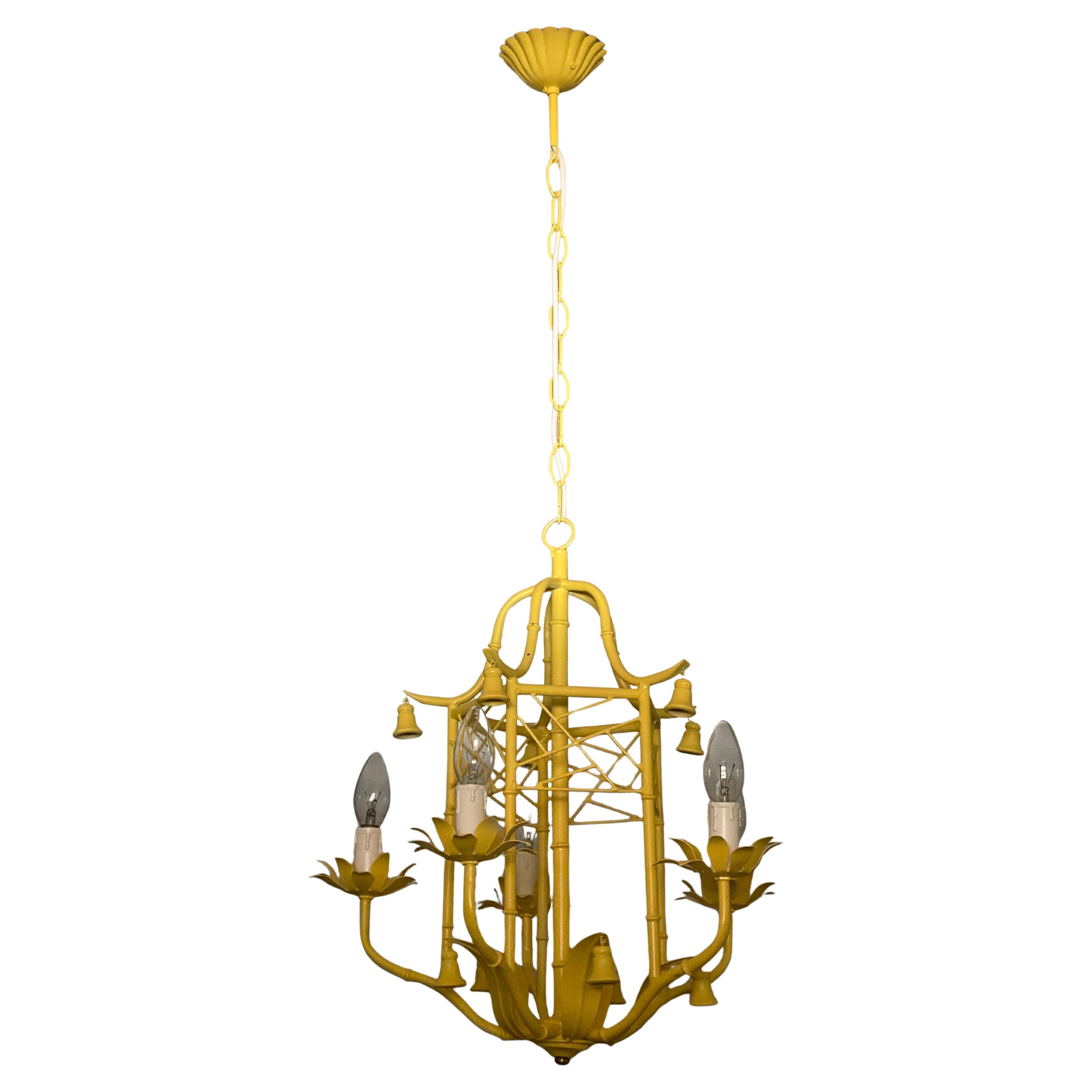 Chippendale chinois Lustre italien Tole Pagoda Chinoiserie Jaune avec fleuron en laiton 1970 en vente