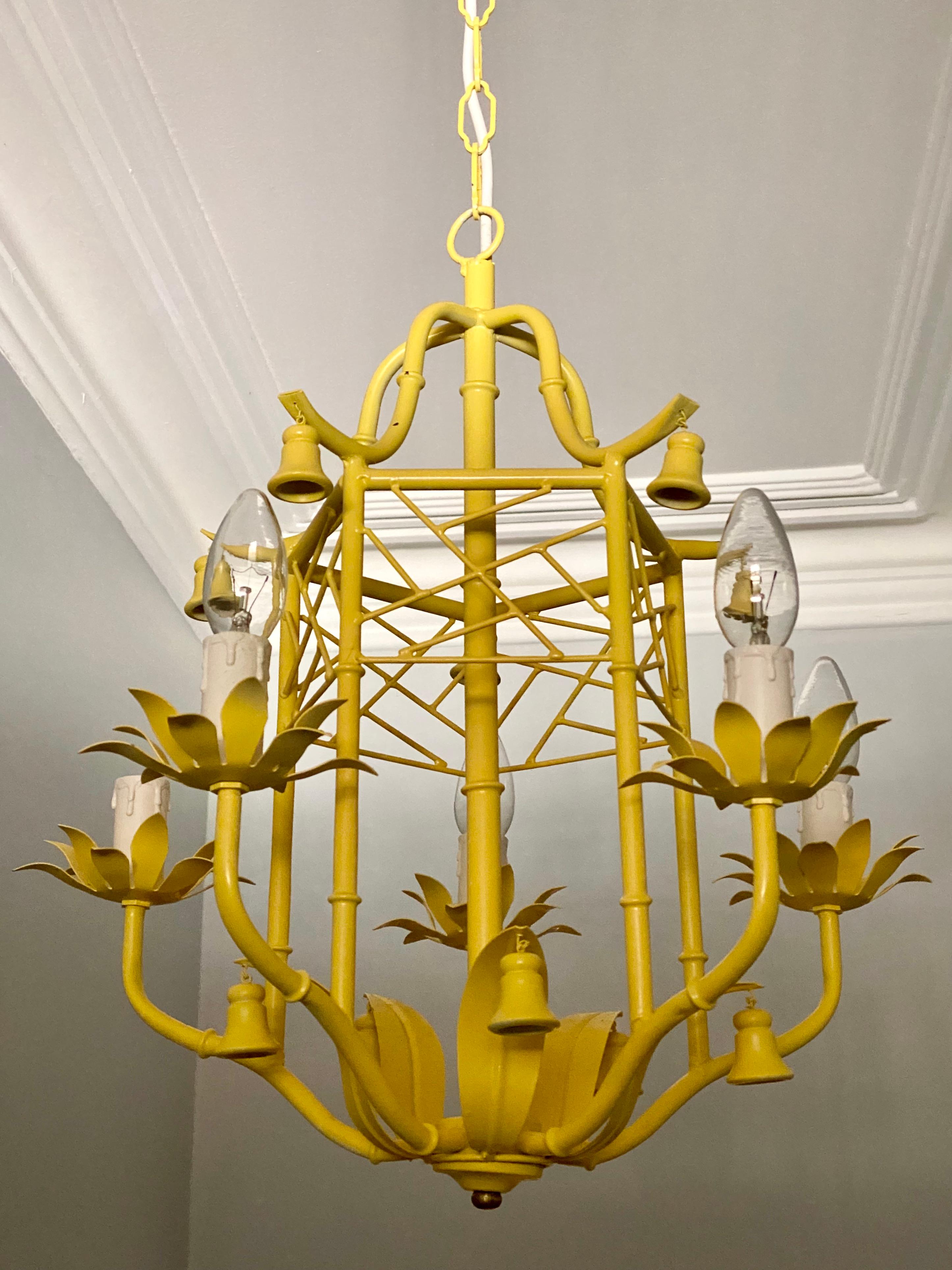 Pressé Lustre italien Tole Pagoda Chinoiserie Jaune avec fleuron en laiton 1970 en vente