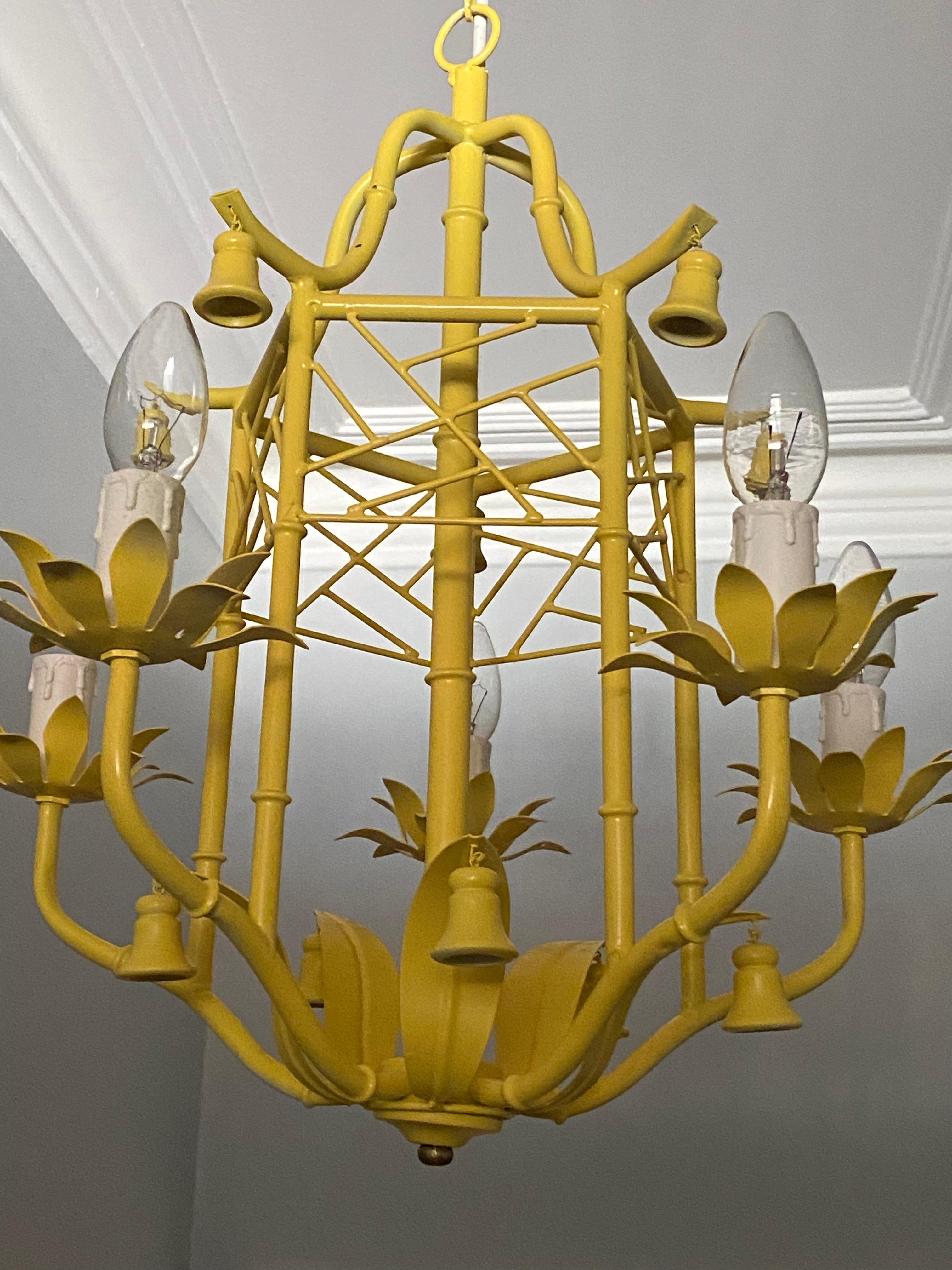 Lustre italien Tole Pagoda Chinoiserie Jaune avec fleuron en laiton 1970 Bon état - En vente à Melbourne, AU