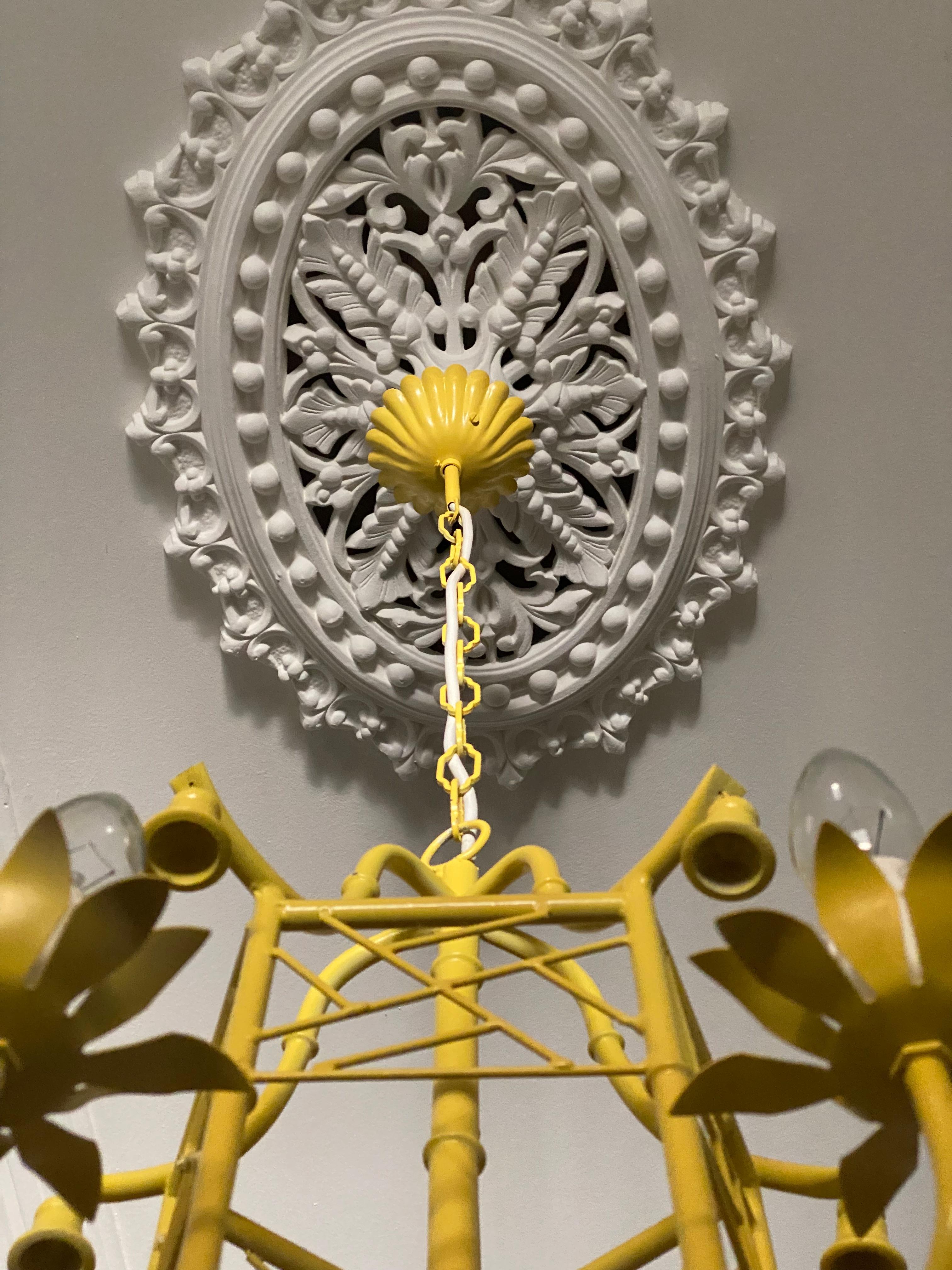 Fin du 20e siècle Lustre italien Tole Pagoda Chinoiserie Jaune avec fleuron en laiton 1970 en vente