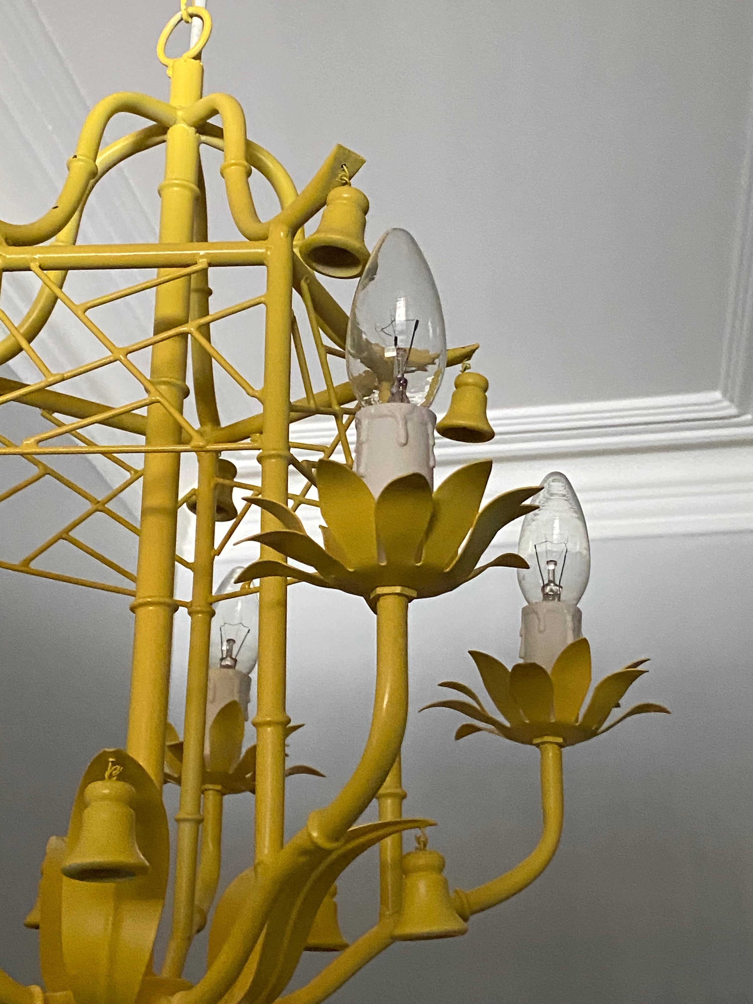 Lustre italien Tole Pagoda Chinoiserie Jaune avec fleuron en laiton 1970 en vente 1