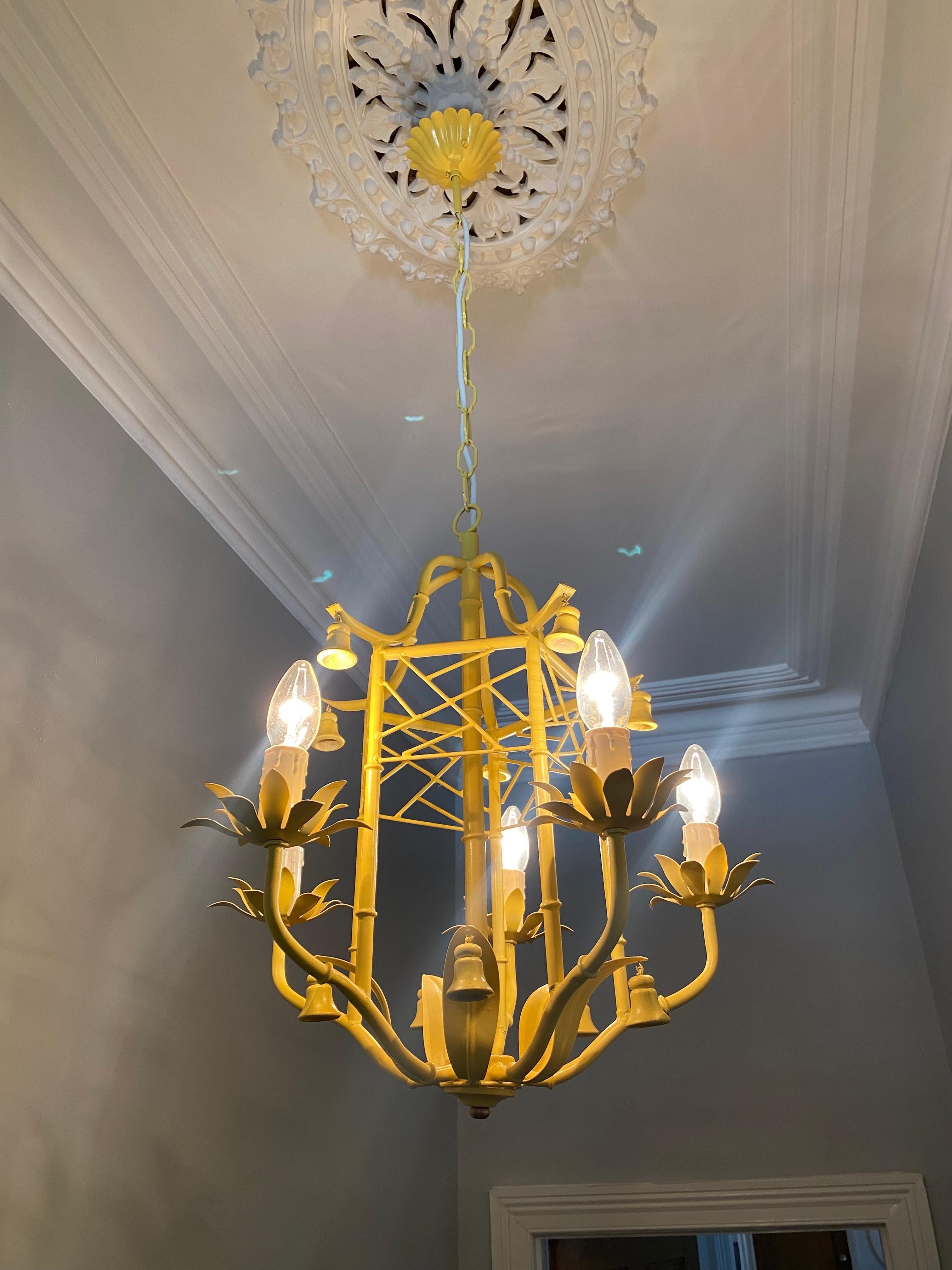 Lustre italien Tole Pagoda Chinoiserie Jaune avec fleuron en laiton 1970 en vente 2