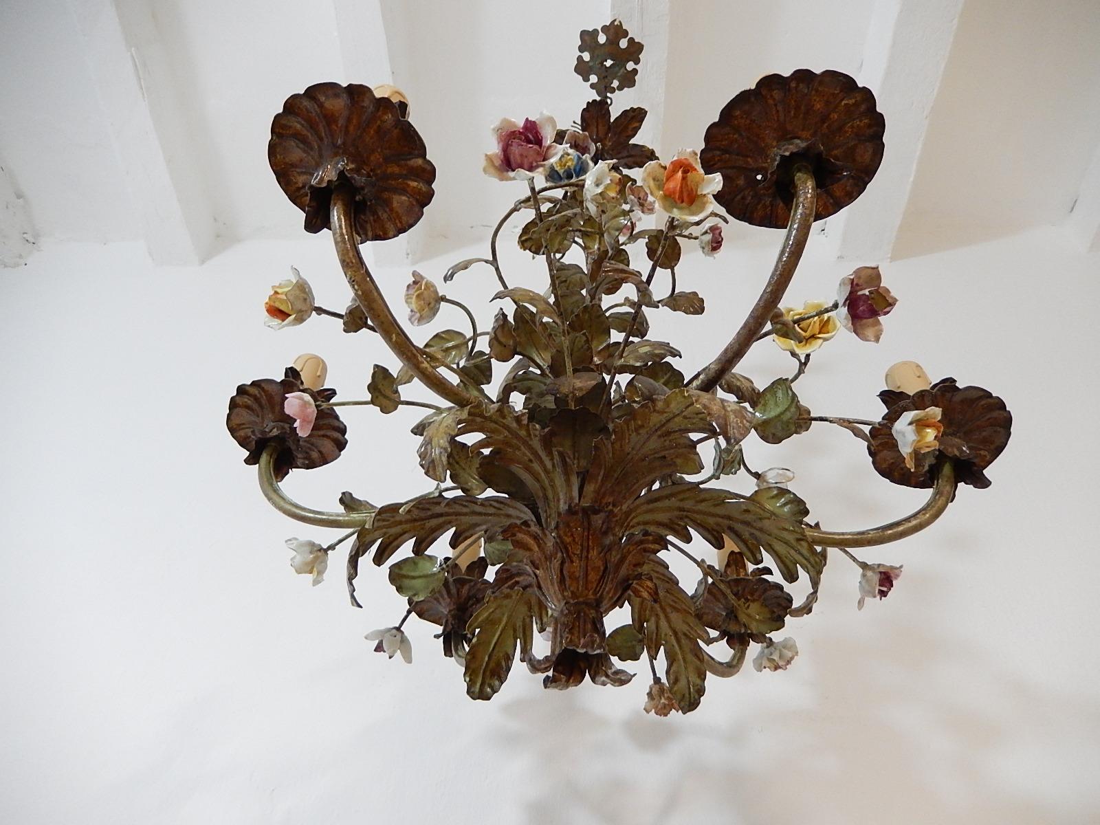 Italian Tole Polychrome Porcelain Roses and Flowers Chandelier, 1870 In Good Condition In Modena (MO), Modena (Mo)