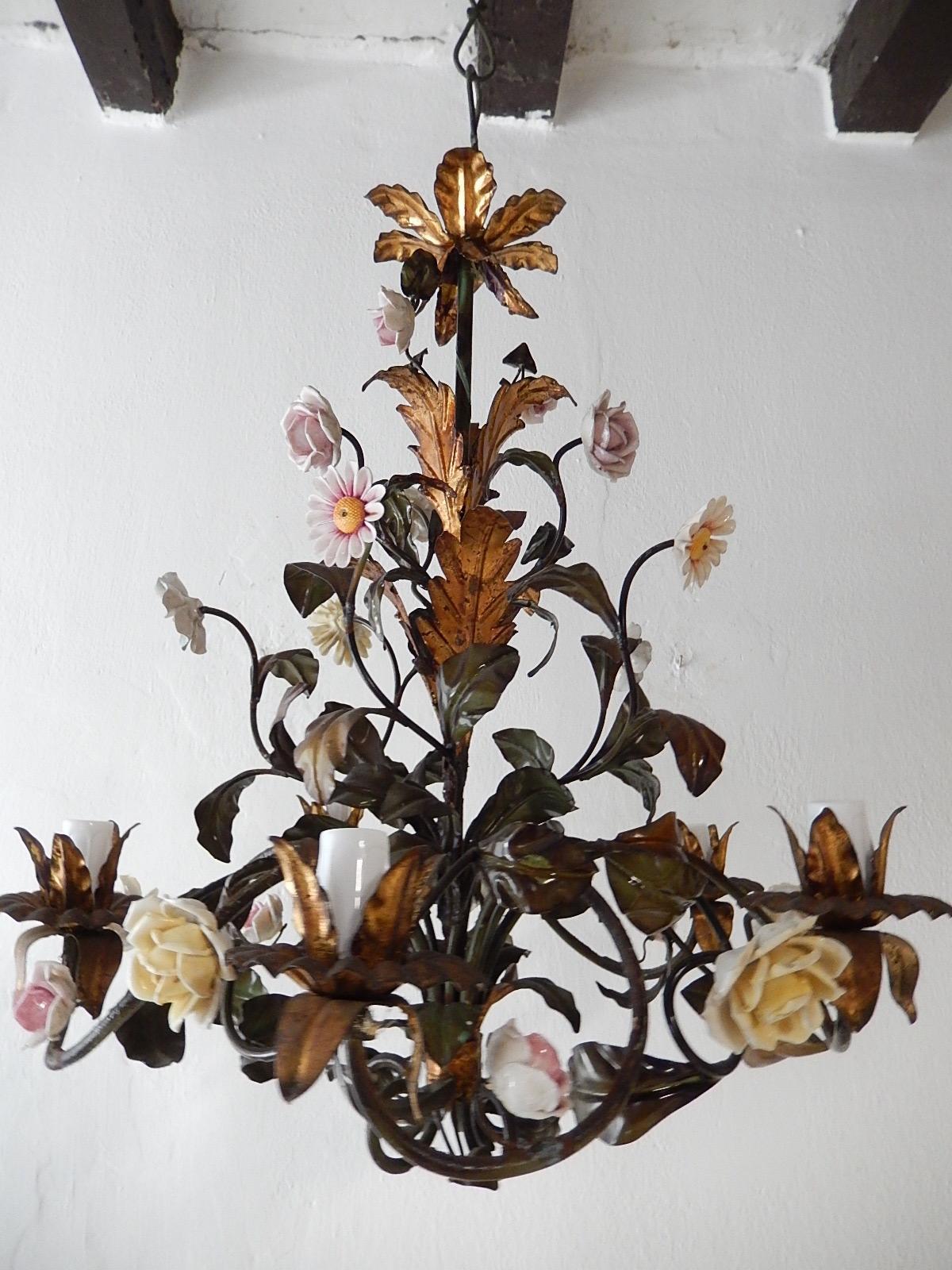 Italian Tole Polychrome Porcelain Roses and Flowers Chandelier, 1870 In Good Condition In Modena (MO), Modena (Mo)