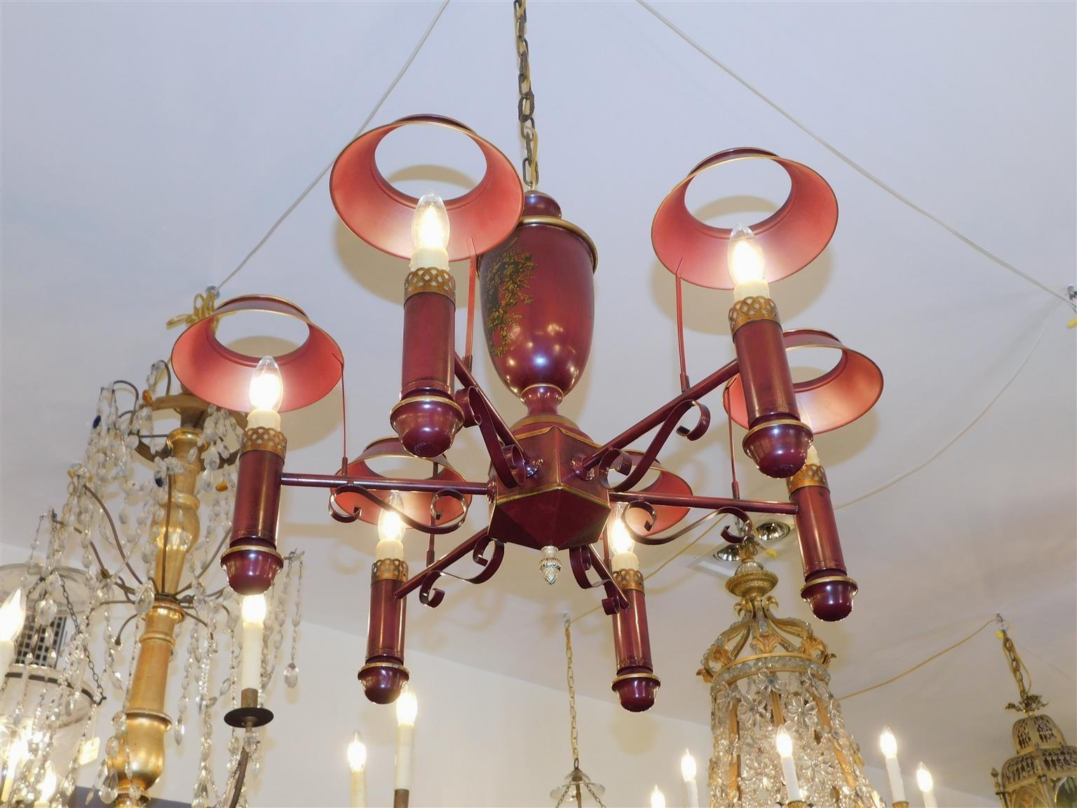 Neoclassico Lampadario italiano in tiglio rosso e dorato con cesto di frutta decorativo e sfumato del 20° C. in vendita