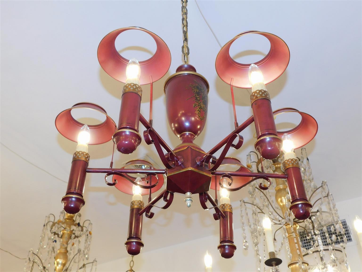 Dorato Lampadario italiano in tiglio rosso e dorato con cesto di frutta decorativo e sfumato del 20° C. in vendita