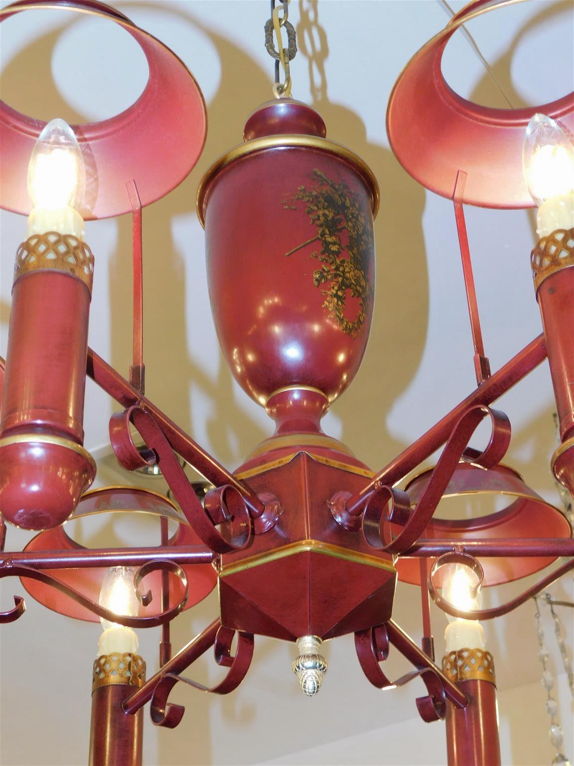 Lampadario italiano in tiglio rosso e dorato con cesto di frutta decorativo e sfumato del 20° C. In condizioni ottime in vendita a Charleston, SC