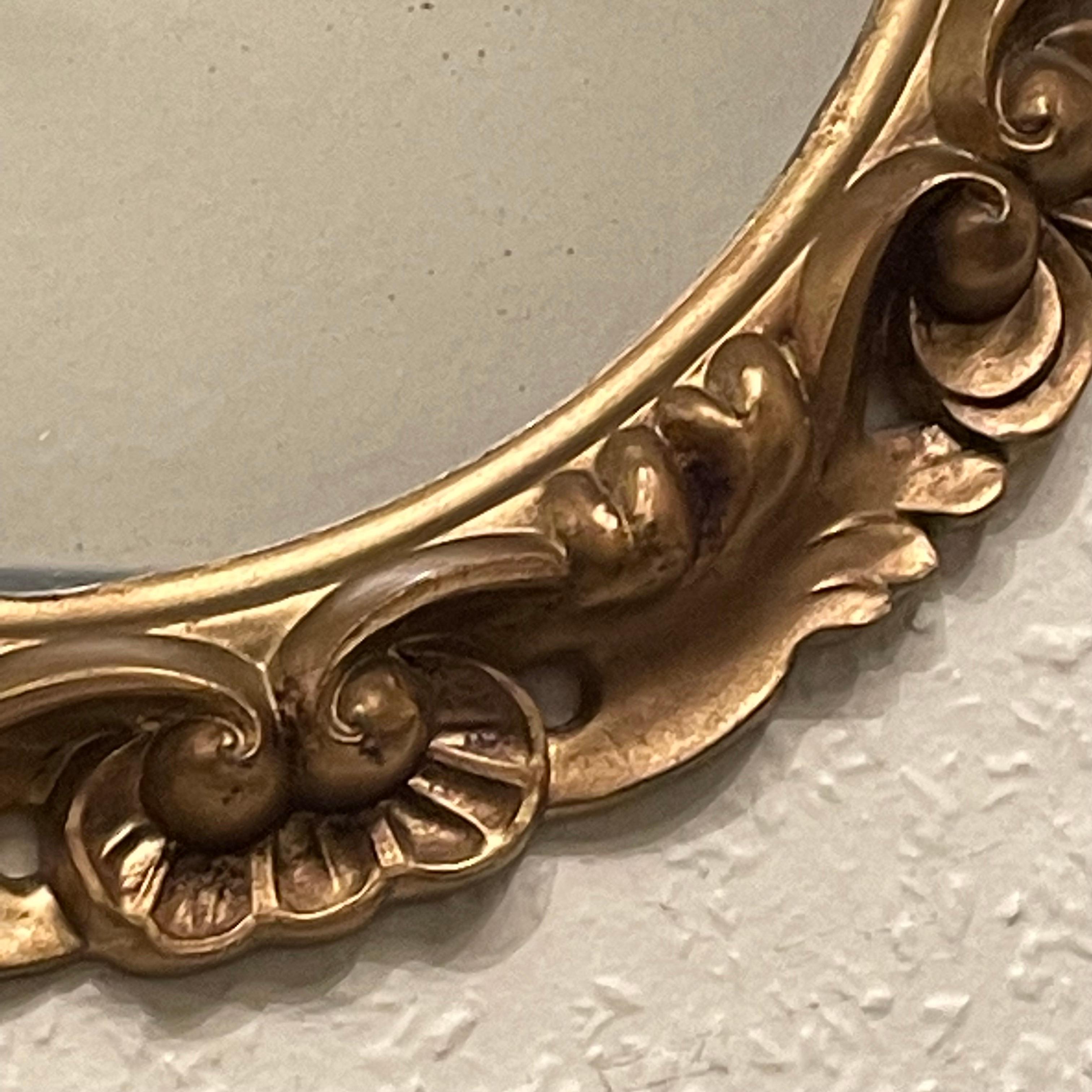 Fin du 20e siècle Miroir italien en résine dorée Tole Toleware Chic, circa 1980 en vente
