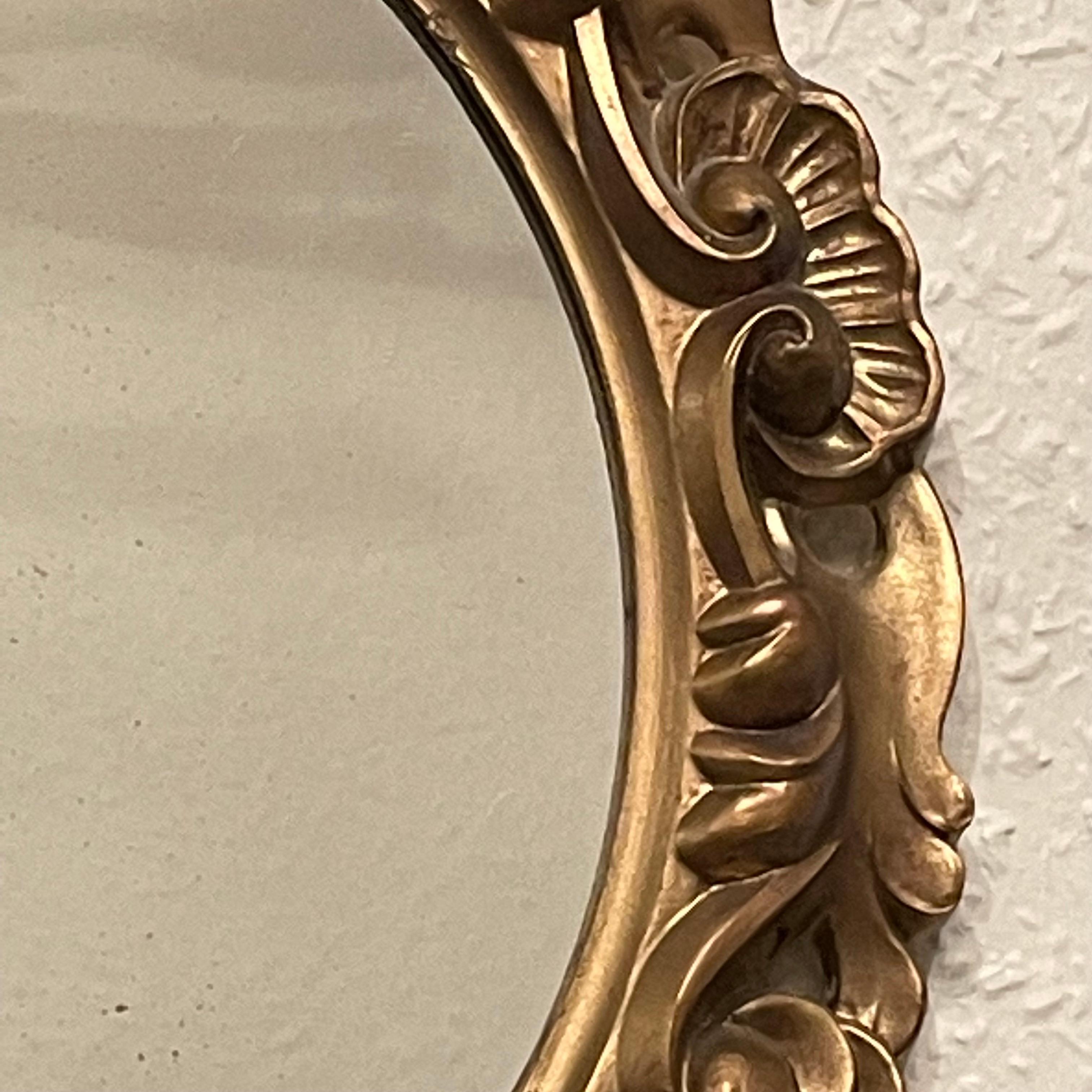 Miroir italien en résine dorée Tole Toleware Chic, circa 1980 en vente 1
