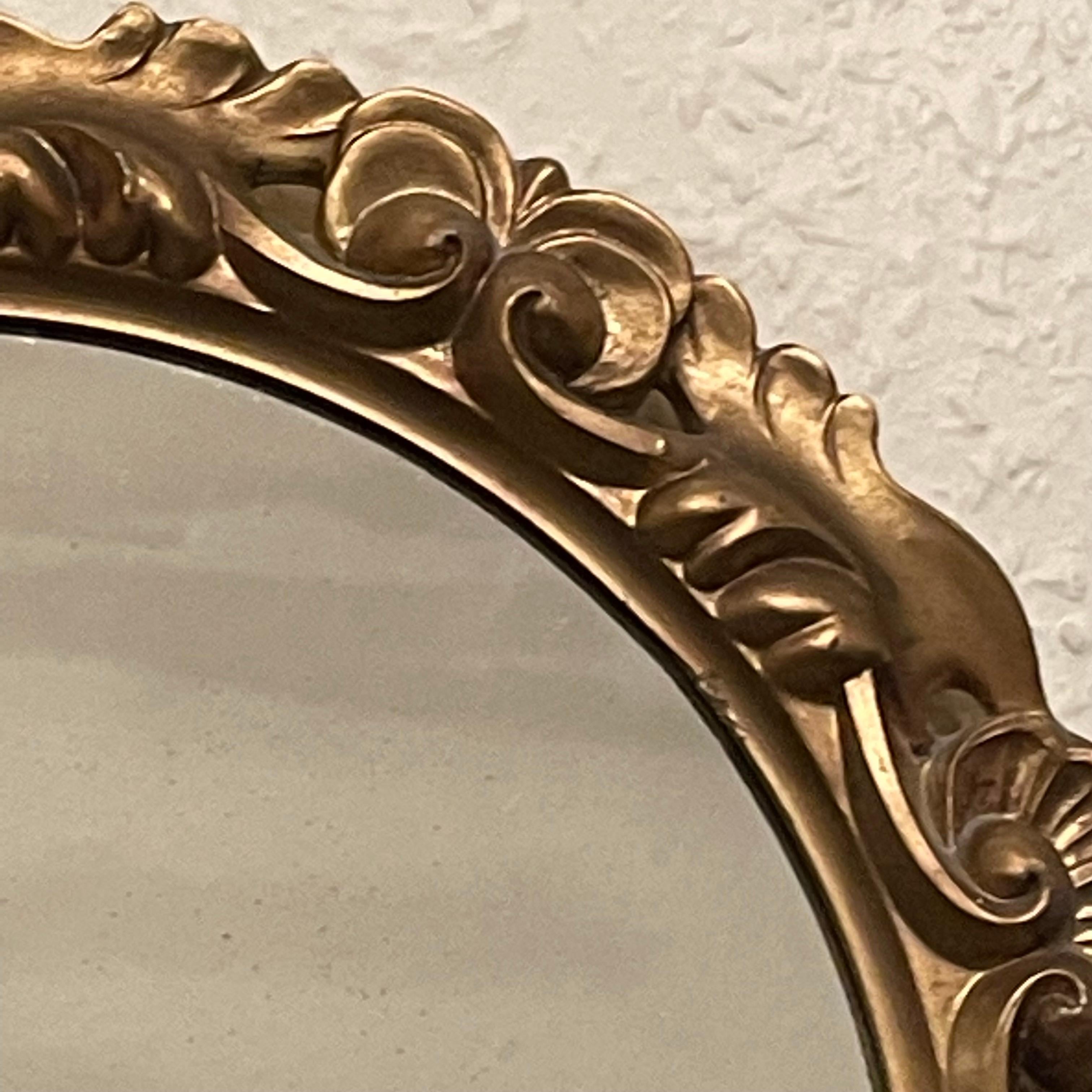 Miroir italien en résine dorée Tole Toleware Chic, circa 1980 en vente 2